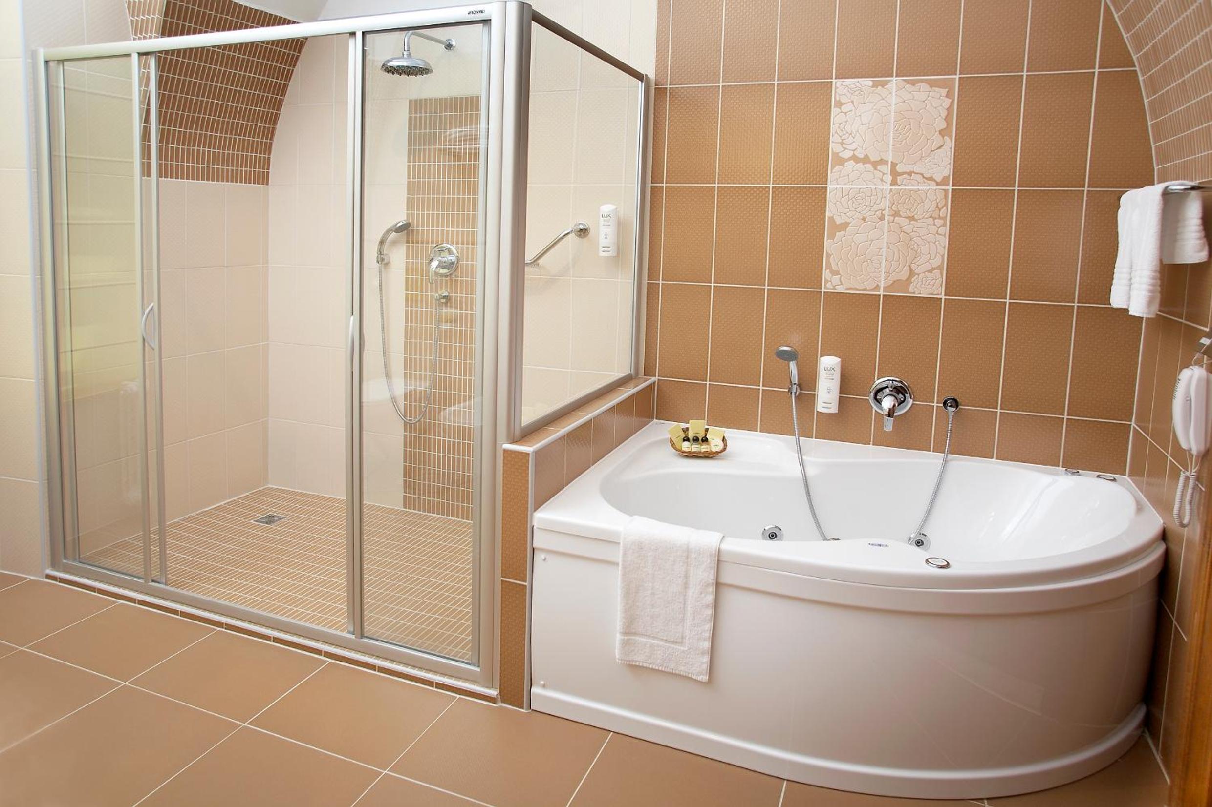 Deluxe Suite with Spa Bath