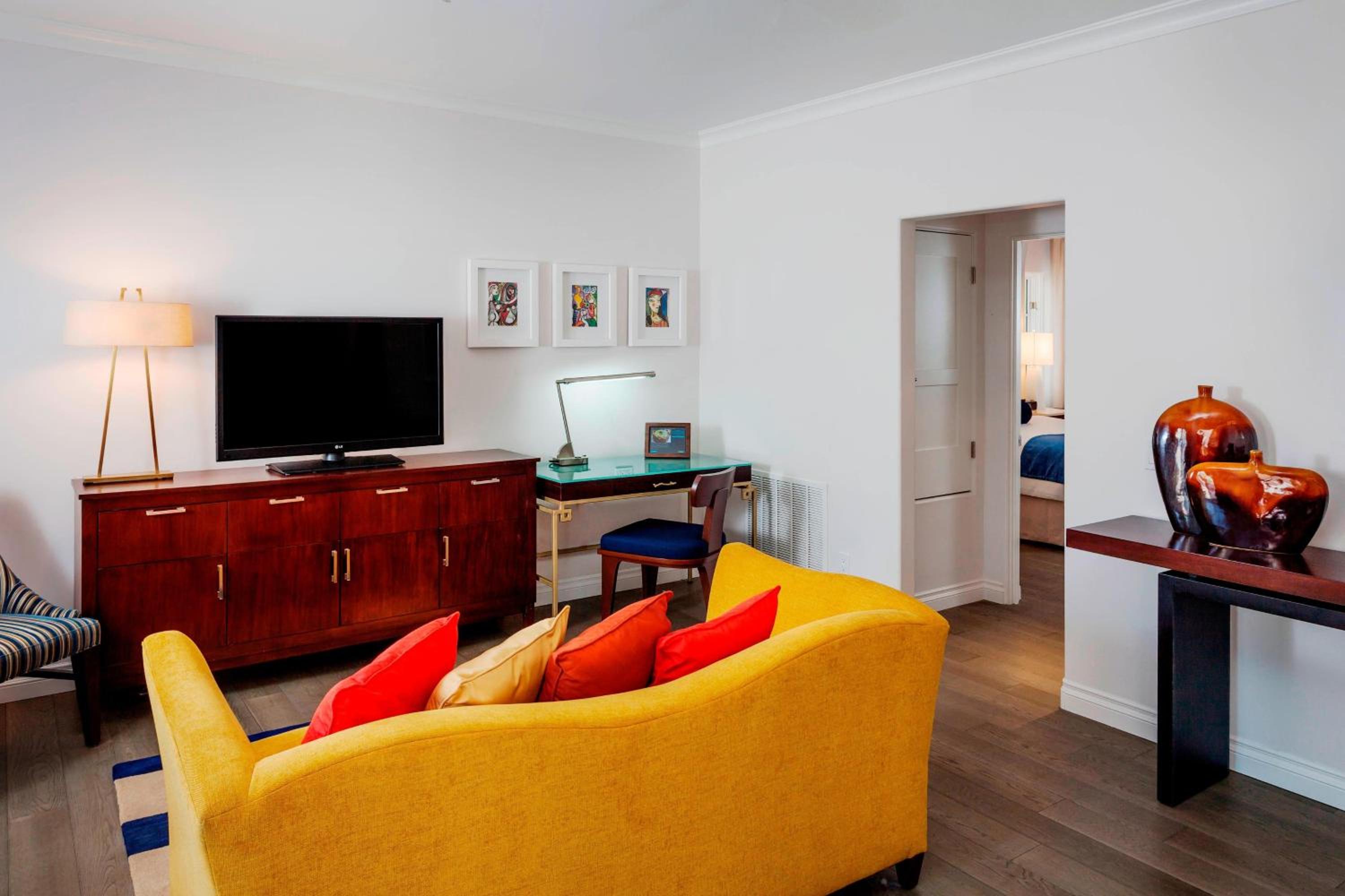 One-Bedroom Queen Suite (No Resort Fees)