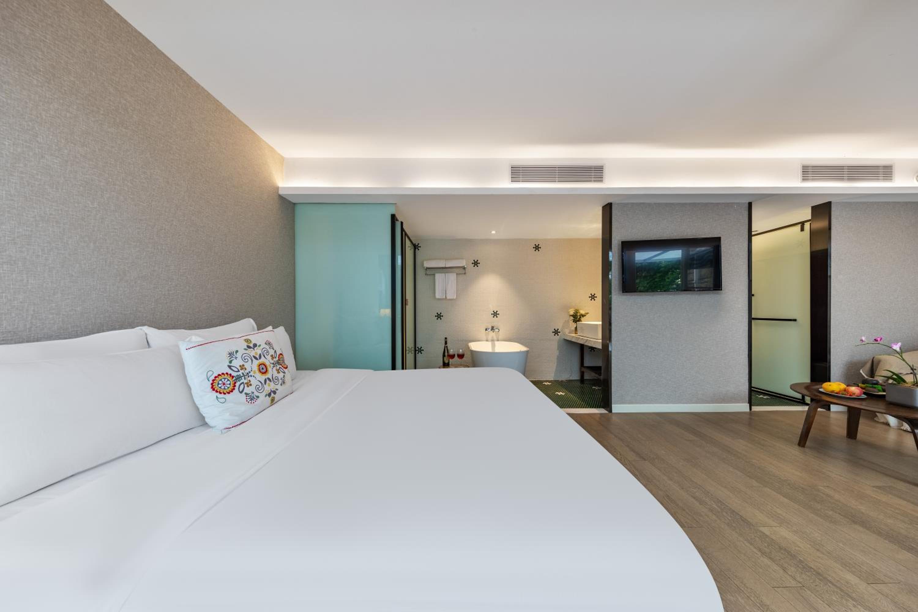 Deluxe Room with Bathtub