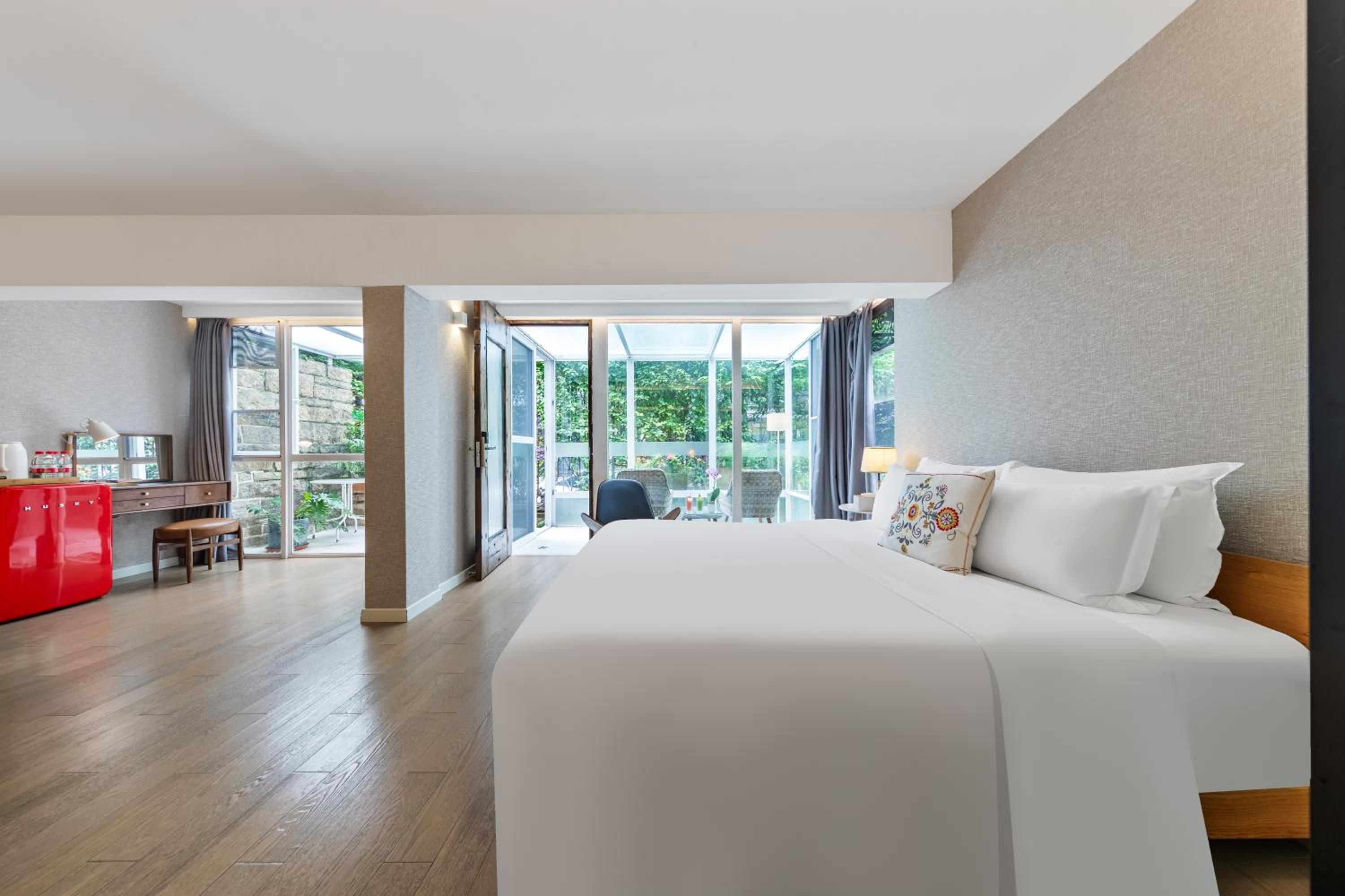 Deluxe Room with Bathtub