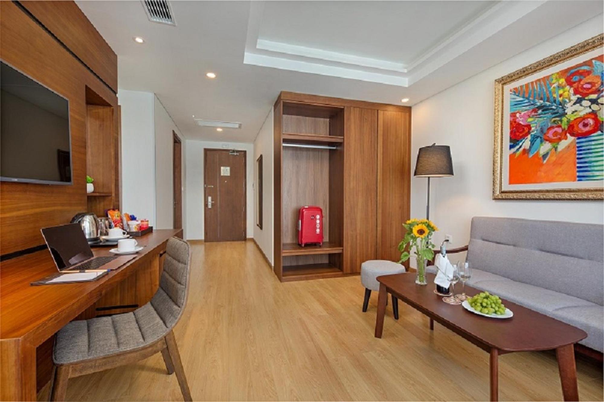 Senior Suite River View with Bathtub