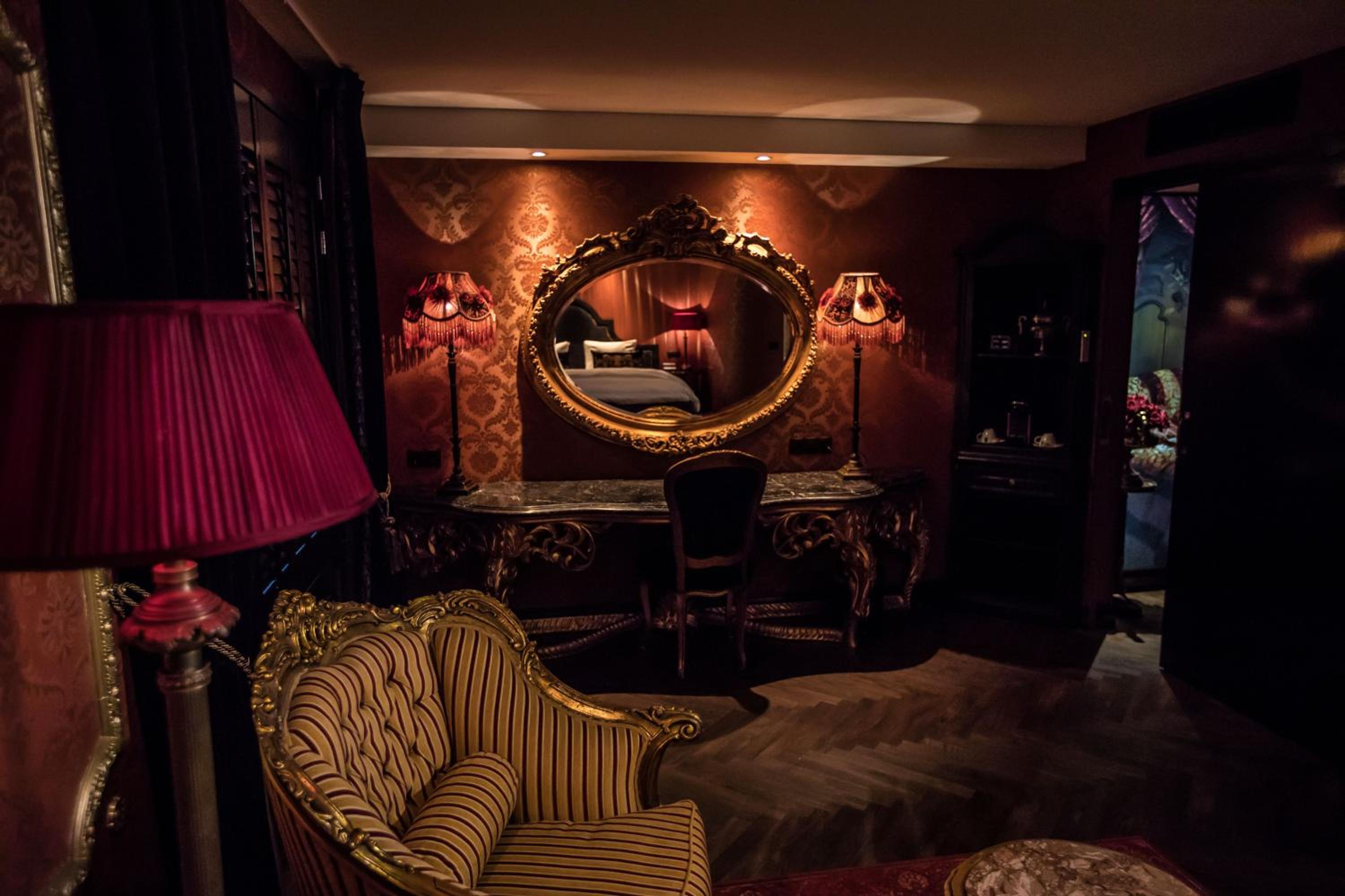 King Suite with Spa Bath (Boudoir)