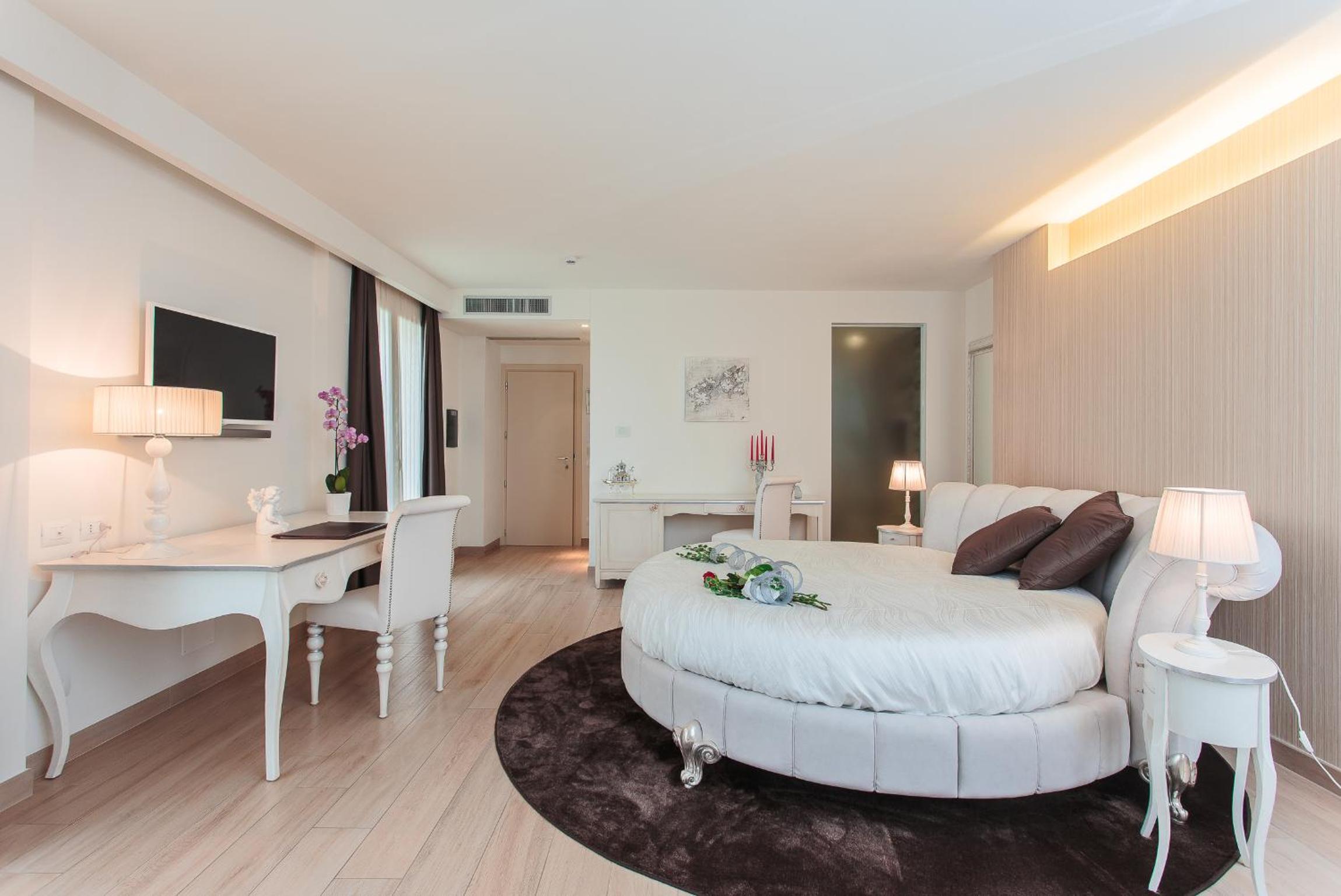 Suite with Hot Tub