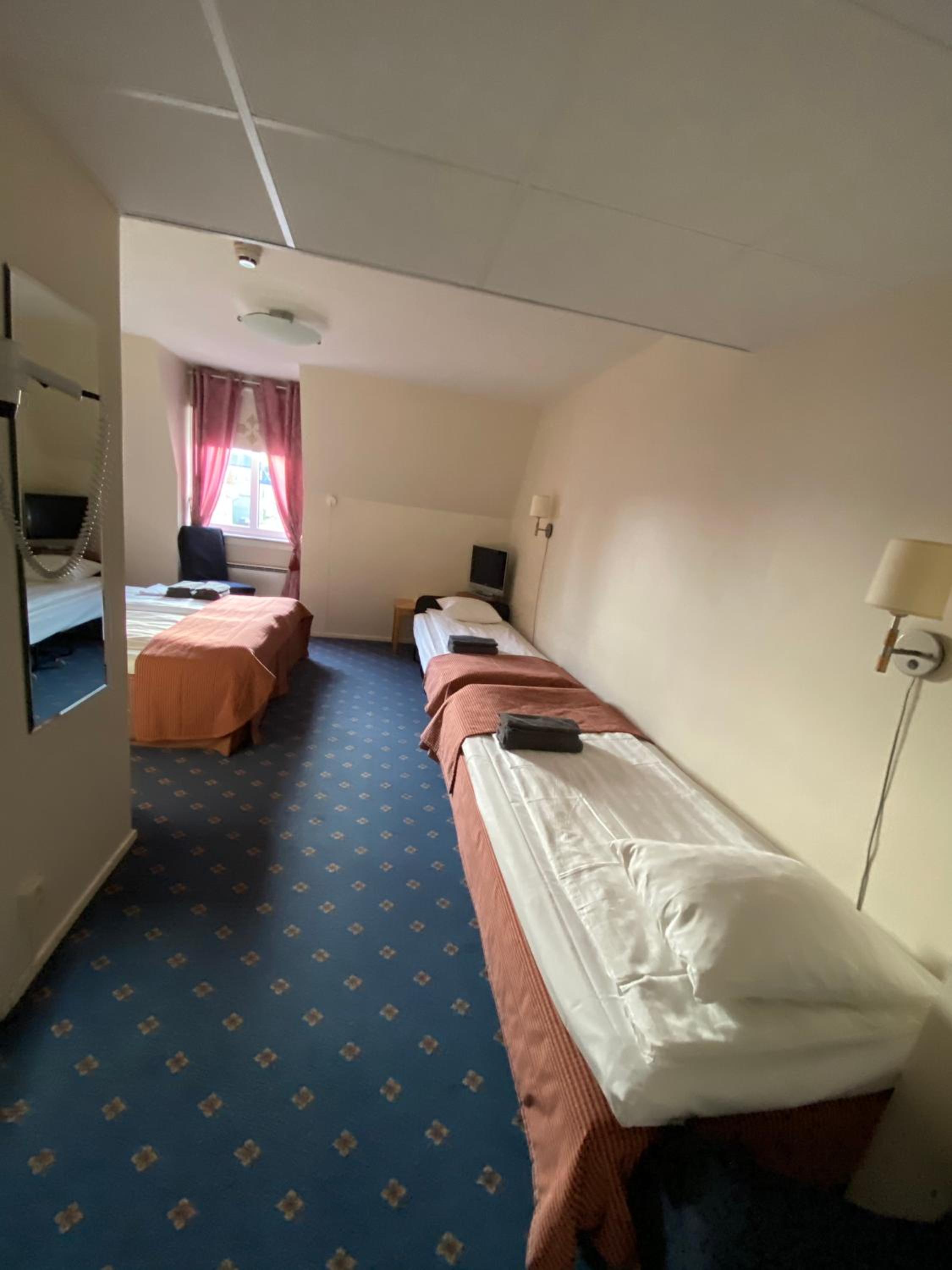 Family Room (2 Adults + 2 Children)