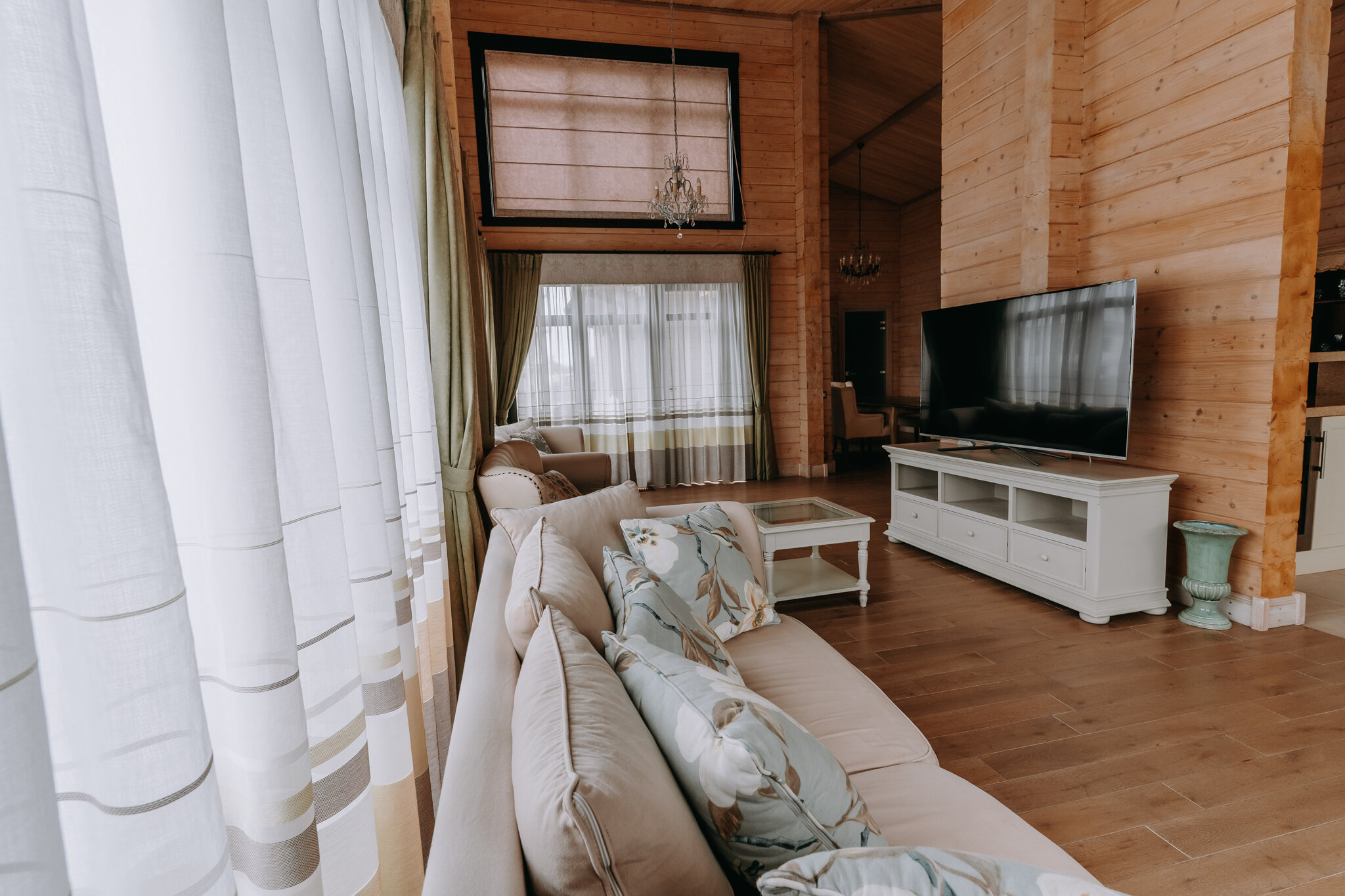 Дом у пруда