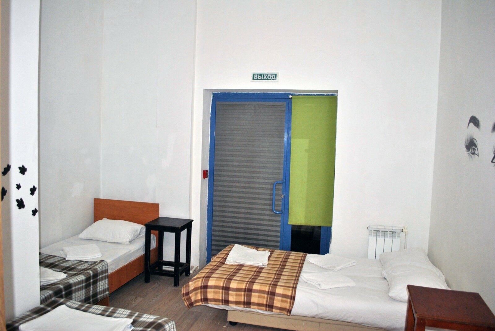 Четырехместный номер эконом-класса с общей ванной комнатой