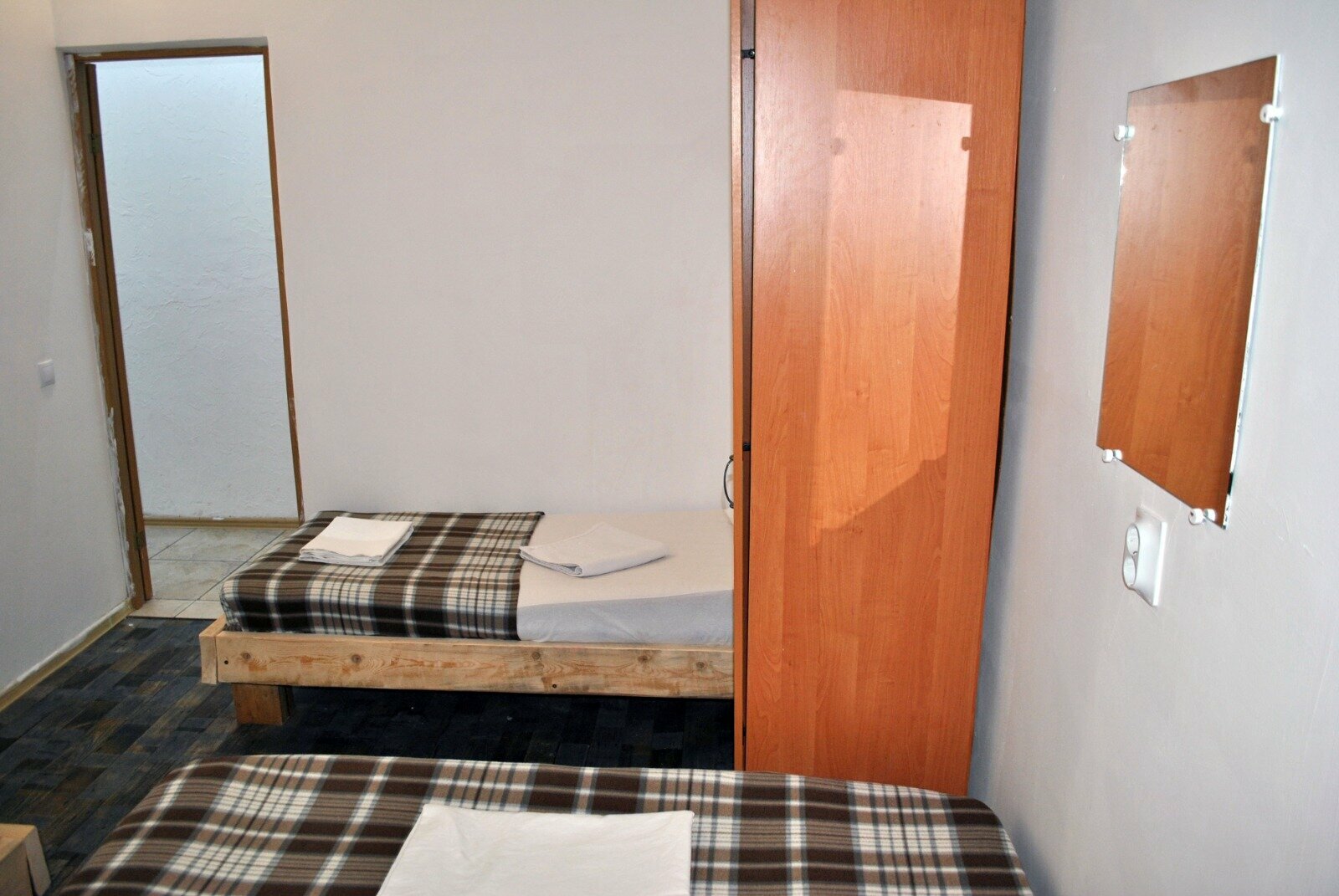 Четырехместный номер эконом-класса с общей ванной комнатой