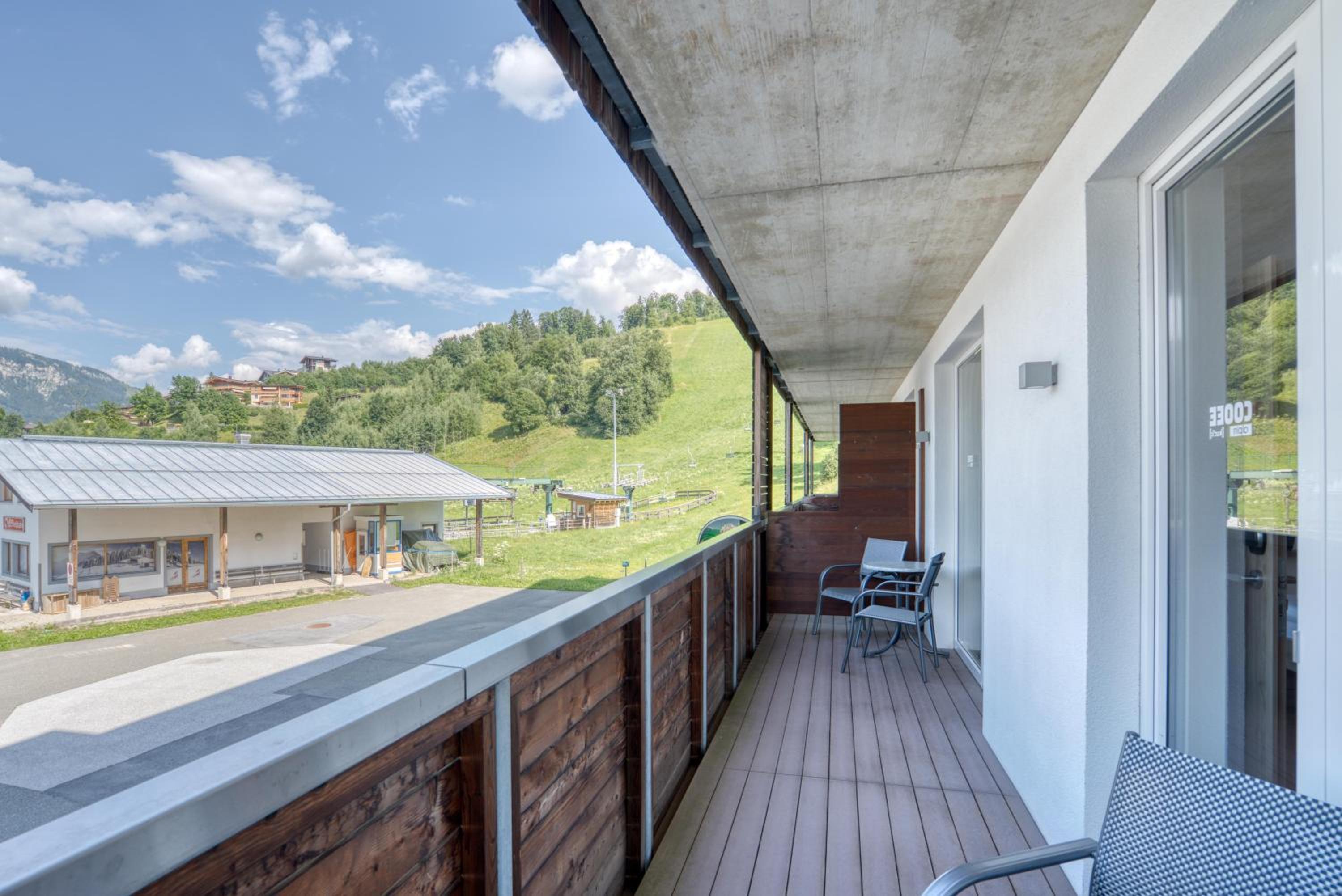 Family Room with Balcony (2 Adults + 2 Children)