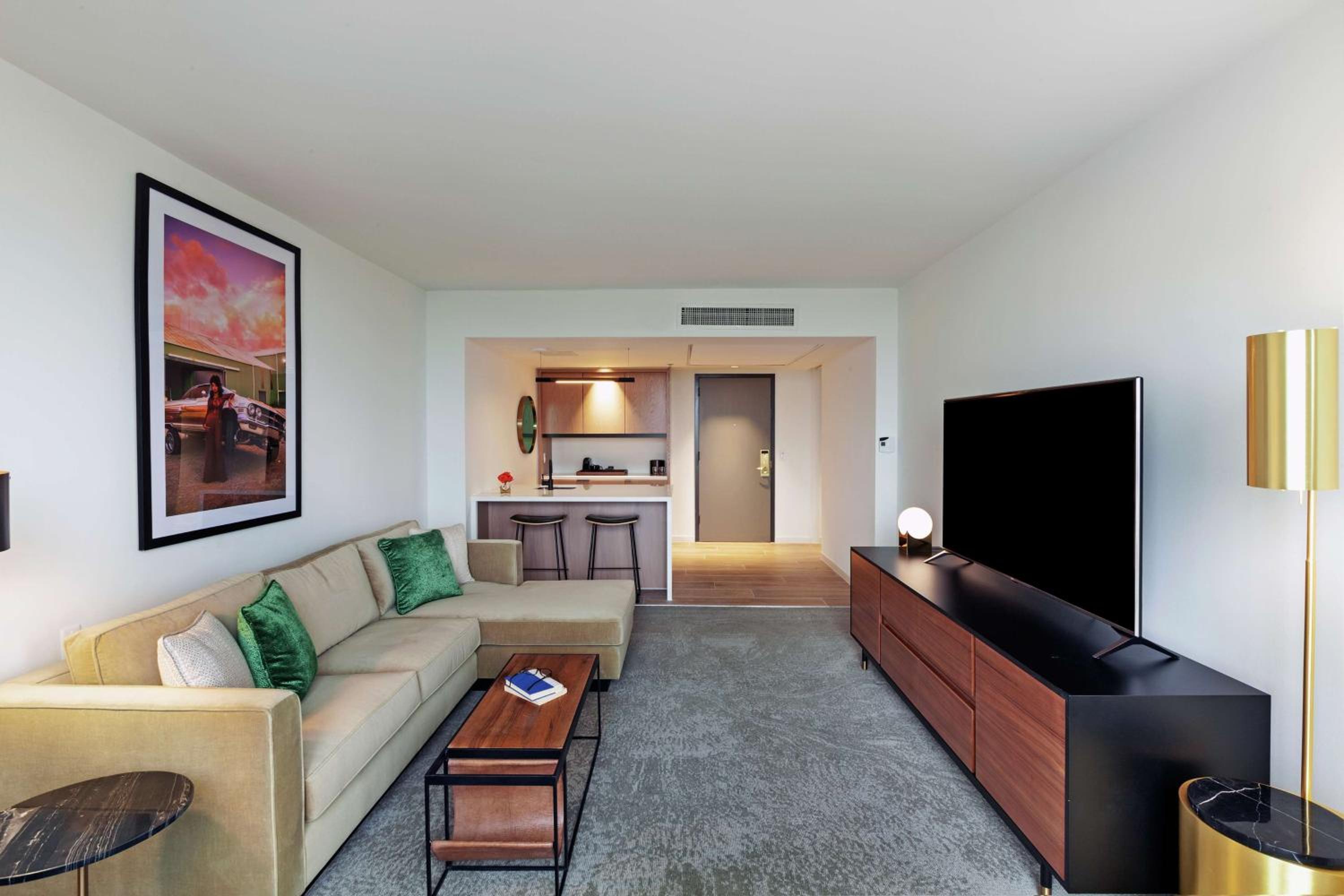 One-Bedroom Corner Suite