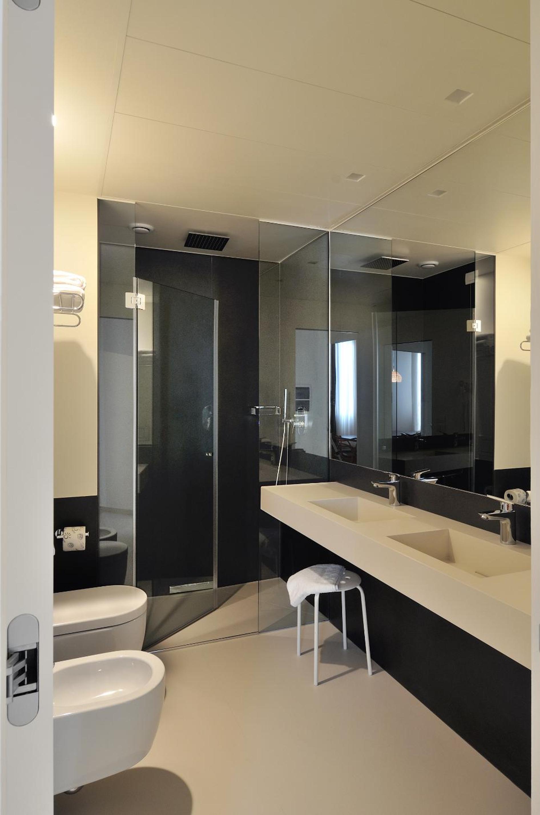 Deluxe One-Bedroom Apartment