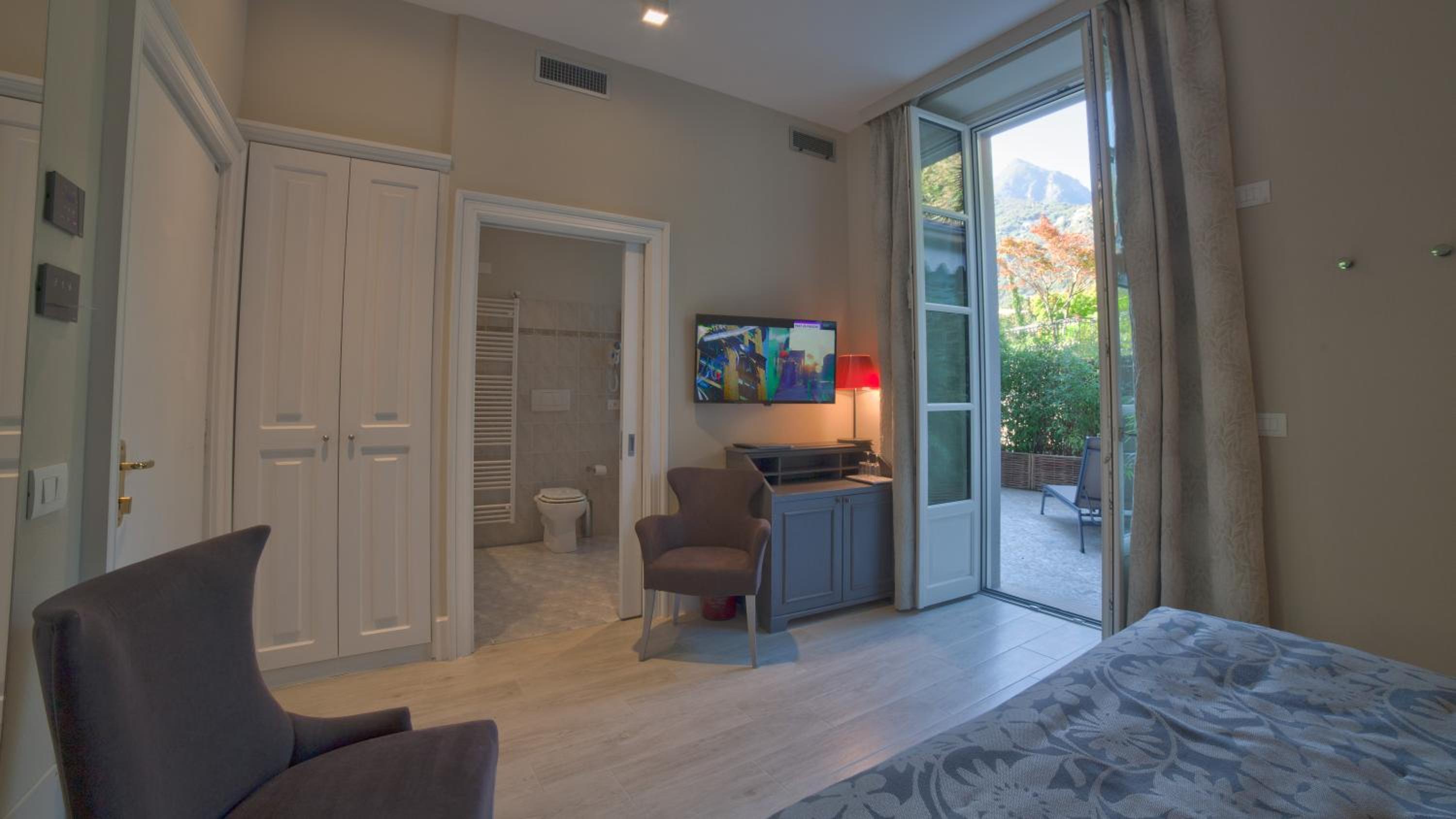 Double or Twin Room with Mountain View