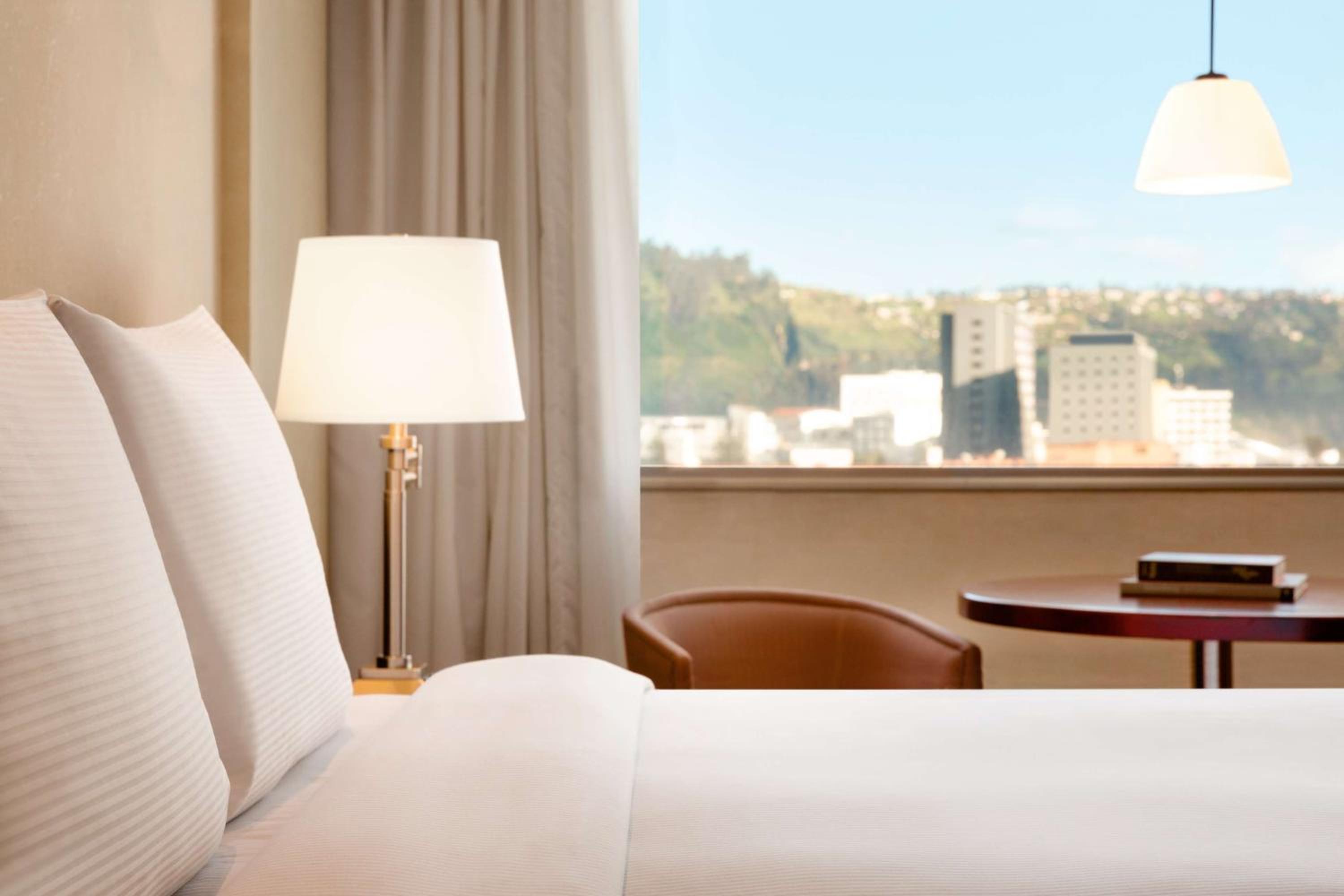 1 King Bed Executive Suite Premium