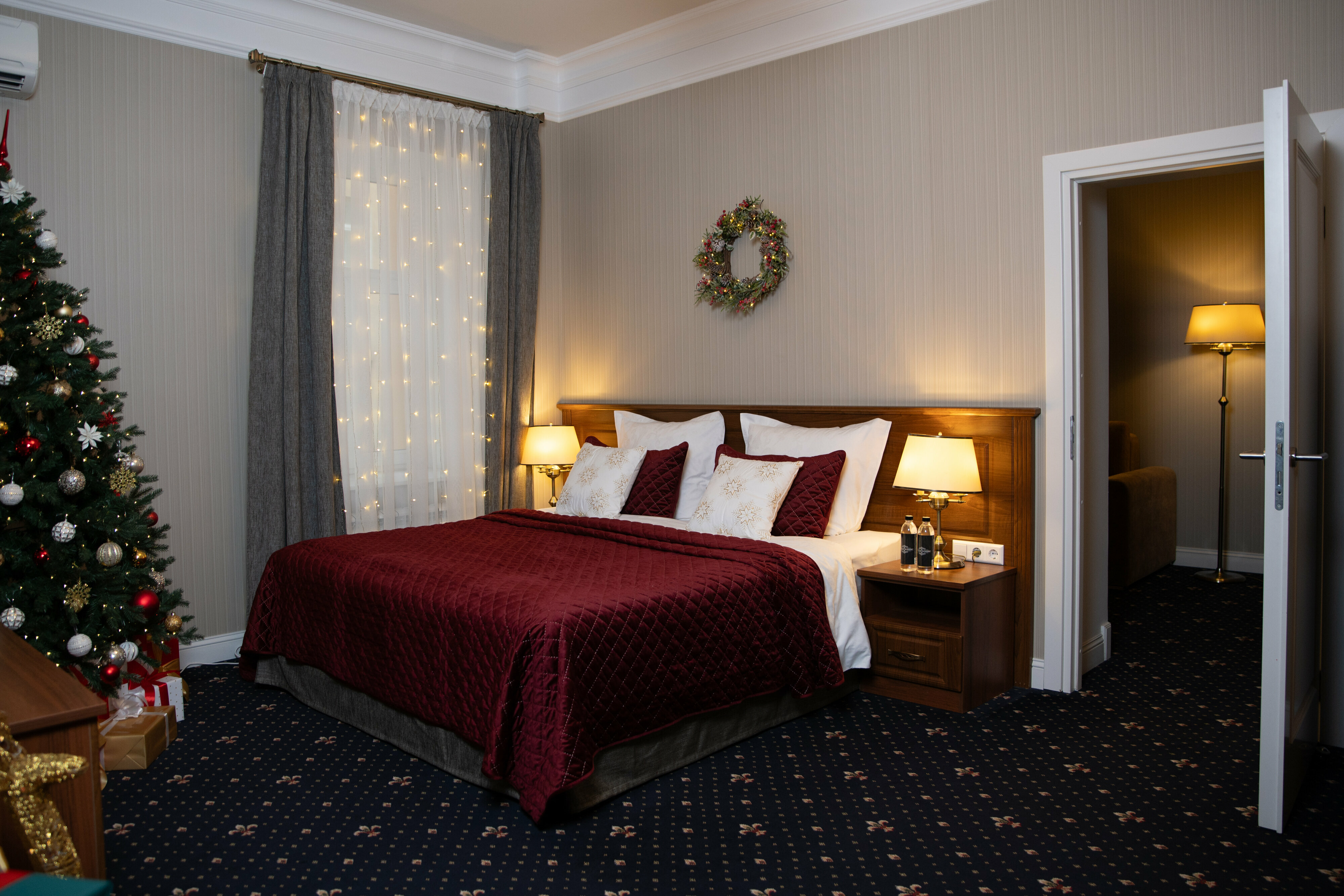 Апартаменты двухкомнатные с кухней "Рождественская сказка"