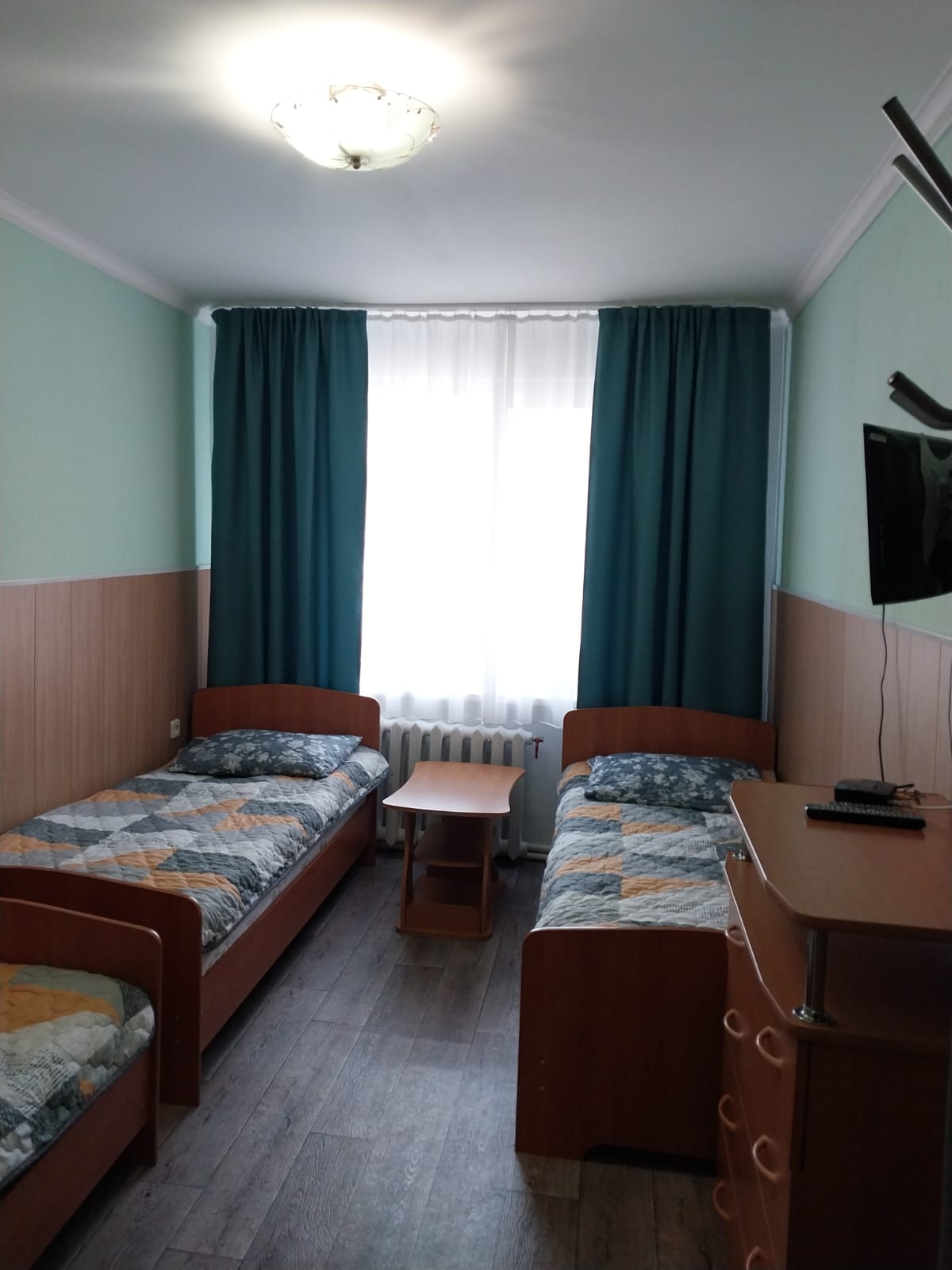 Двухместный номер с 2 отдельными кроватями и общим туалетом