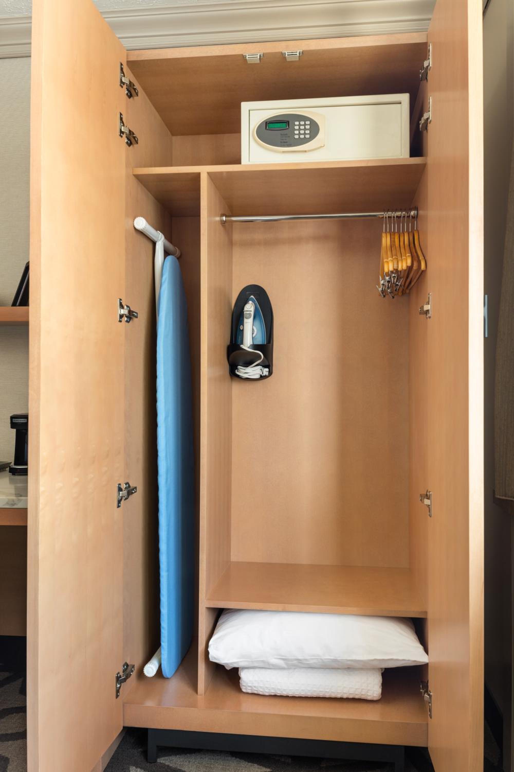 Deluxe King Room - Non-Smoking/West Tower