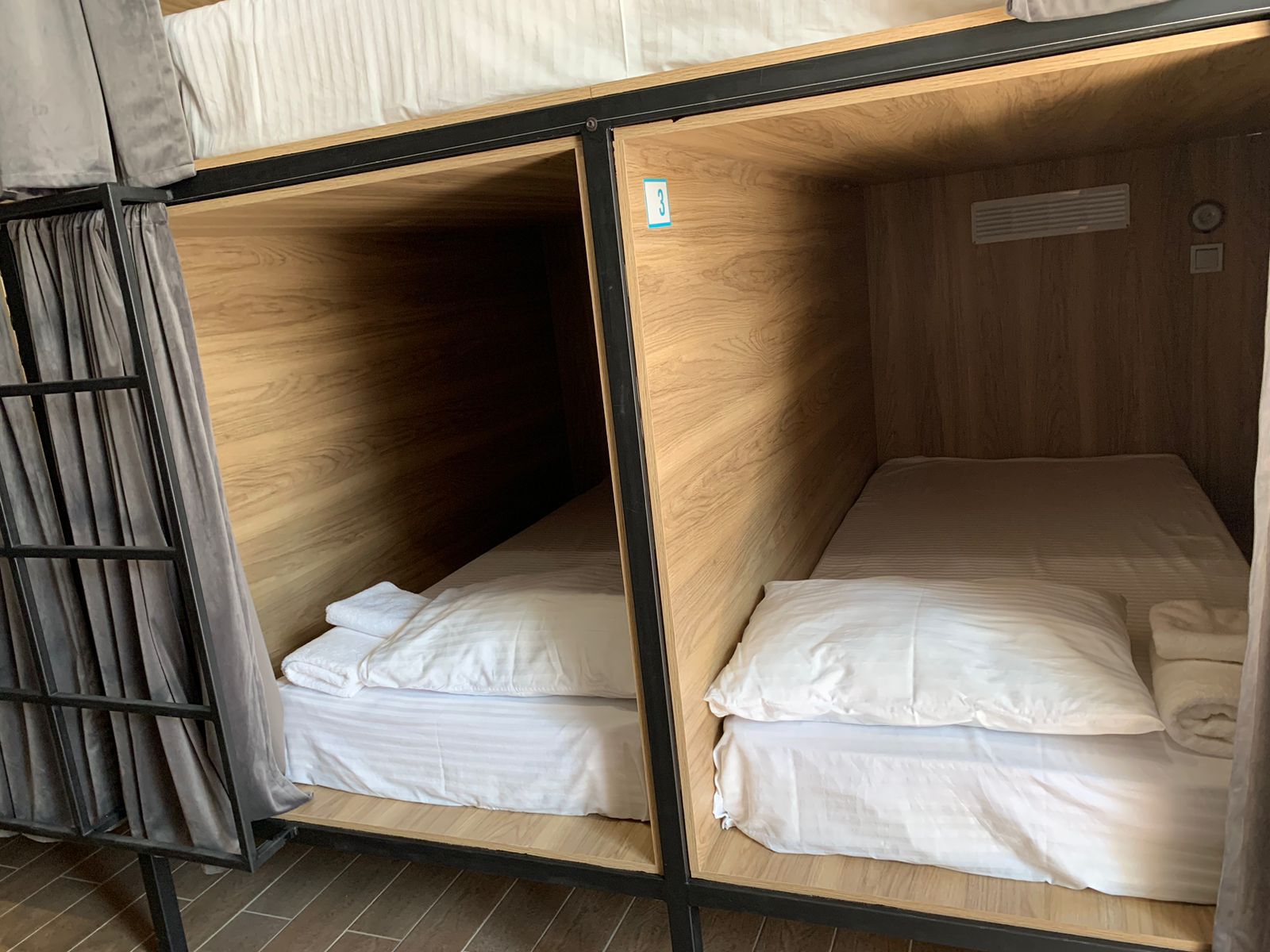 Двухместная капсула в 12-ти местном женском номере