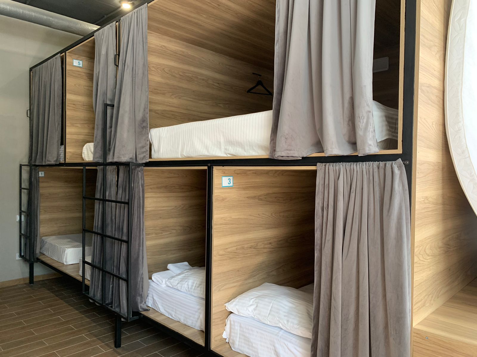 Двухместная капсула в 12-ти местном женском номере