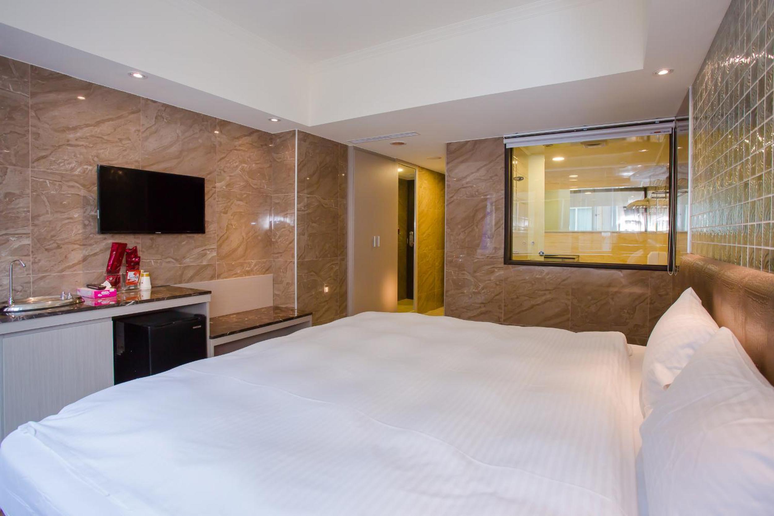 Quadruple Room with Street View