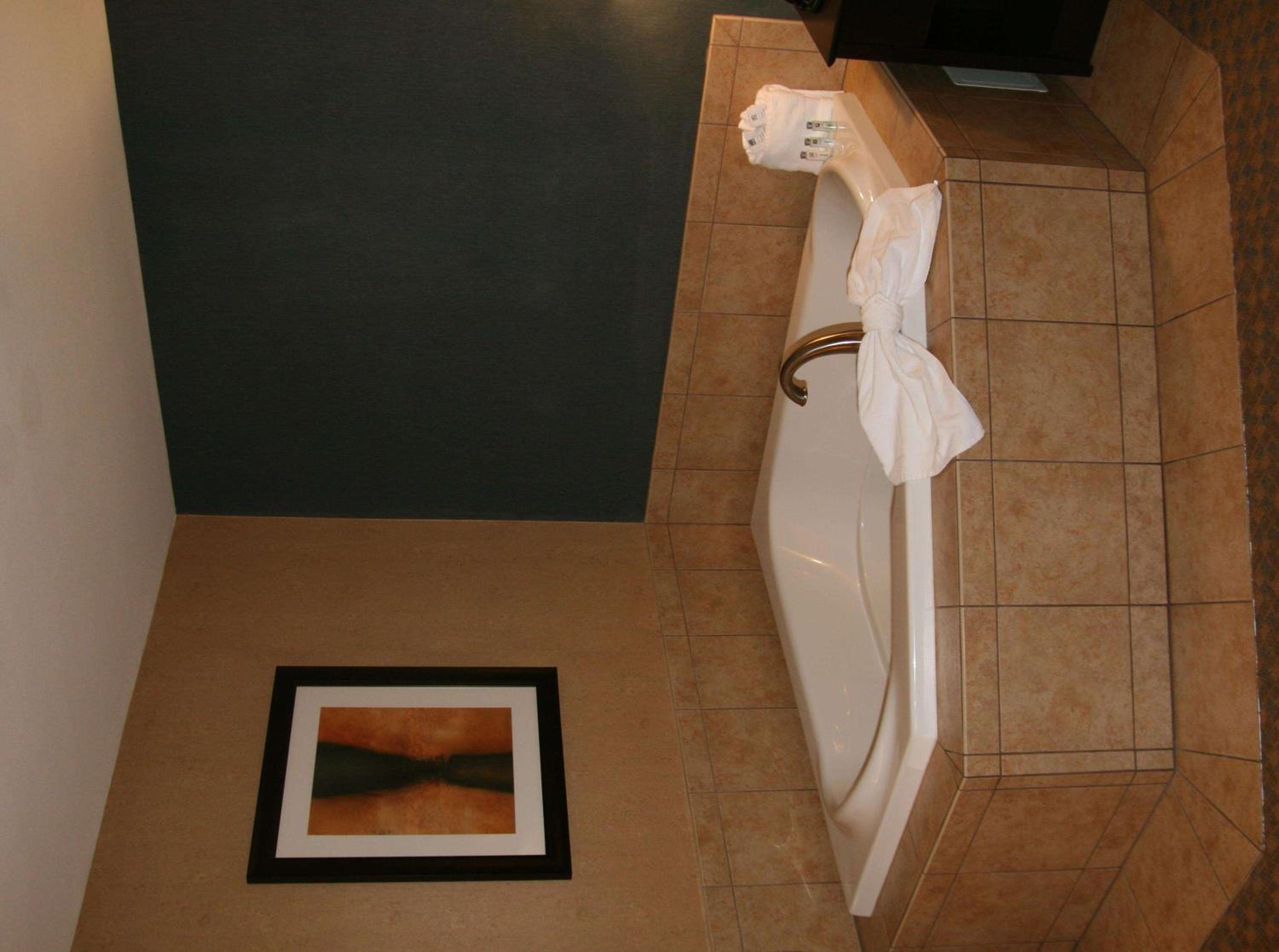 King Studio Suite With Whirlpool - Non-Smoking