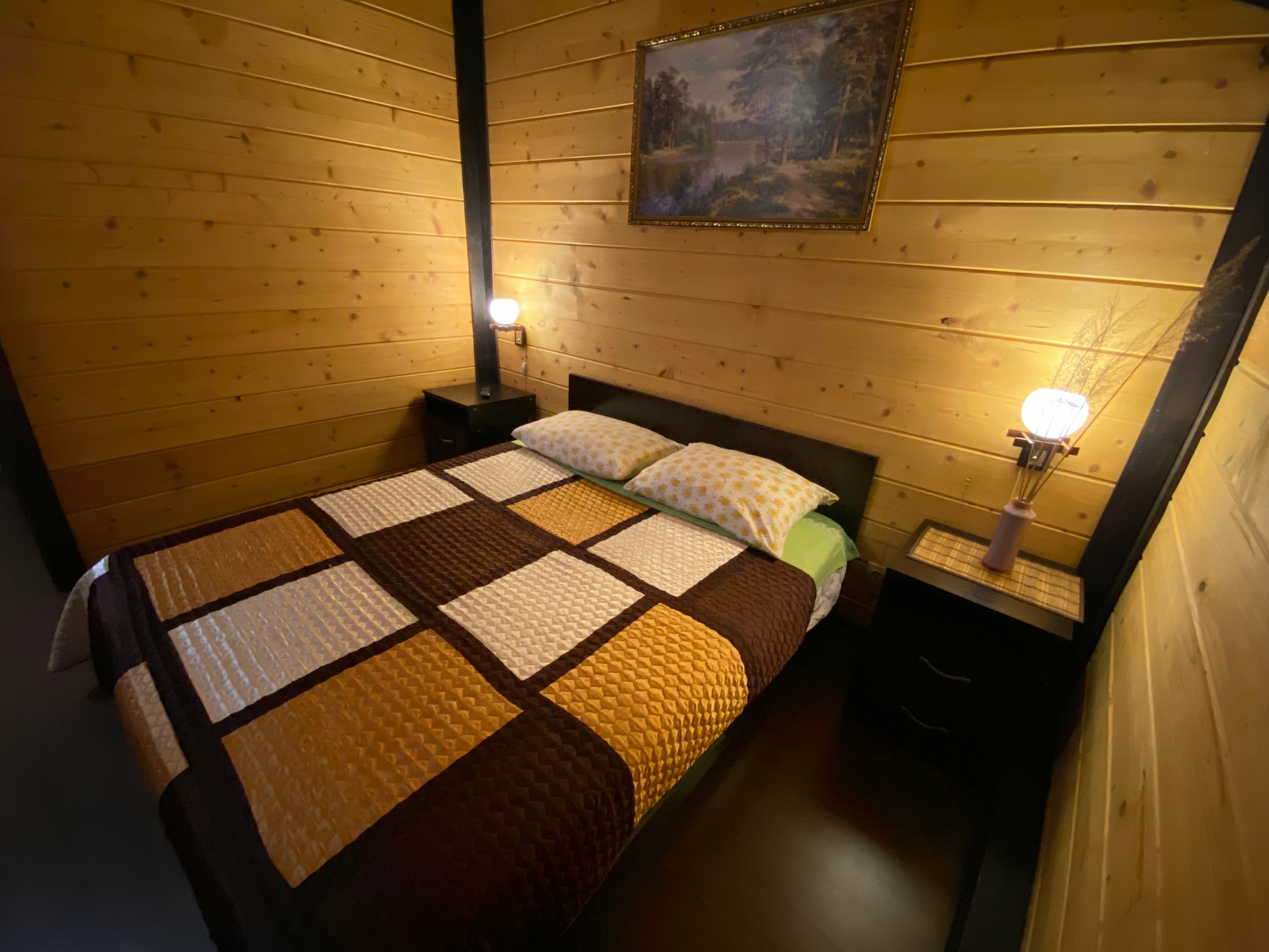 Номер с двуспальной и двумя односпальными кроватями