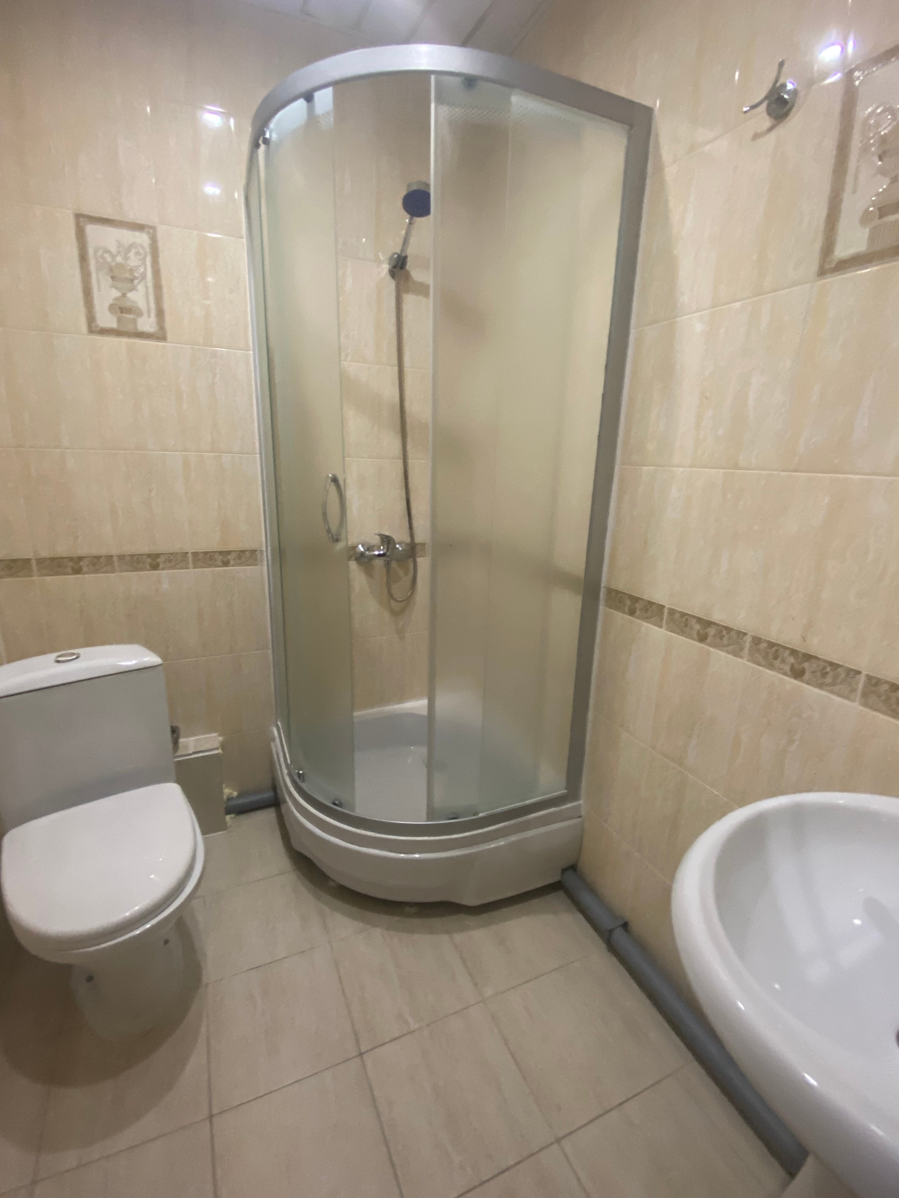 Номер с двуспальной и двумя односпальными кроватями