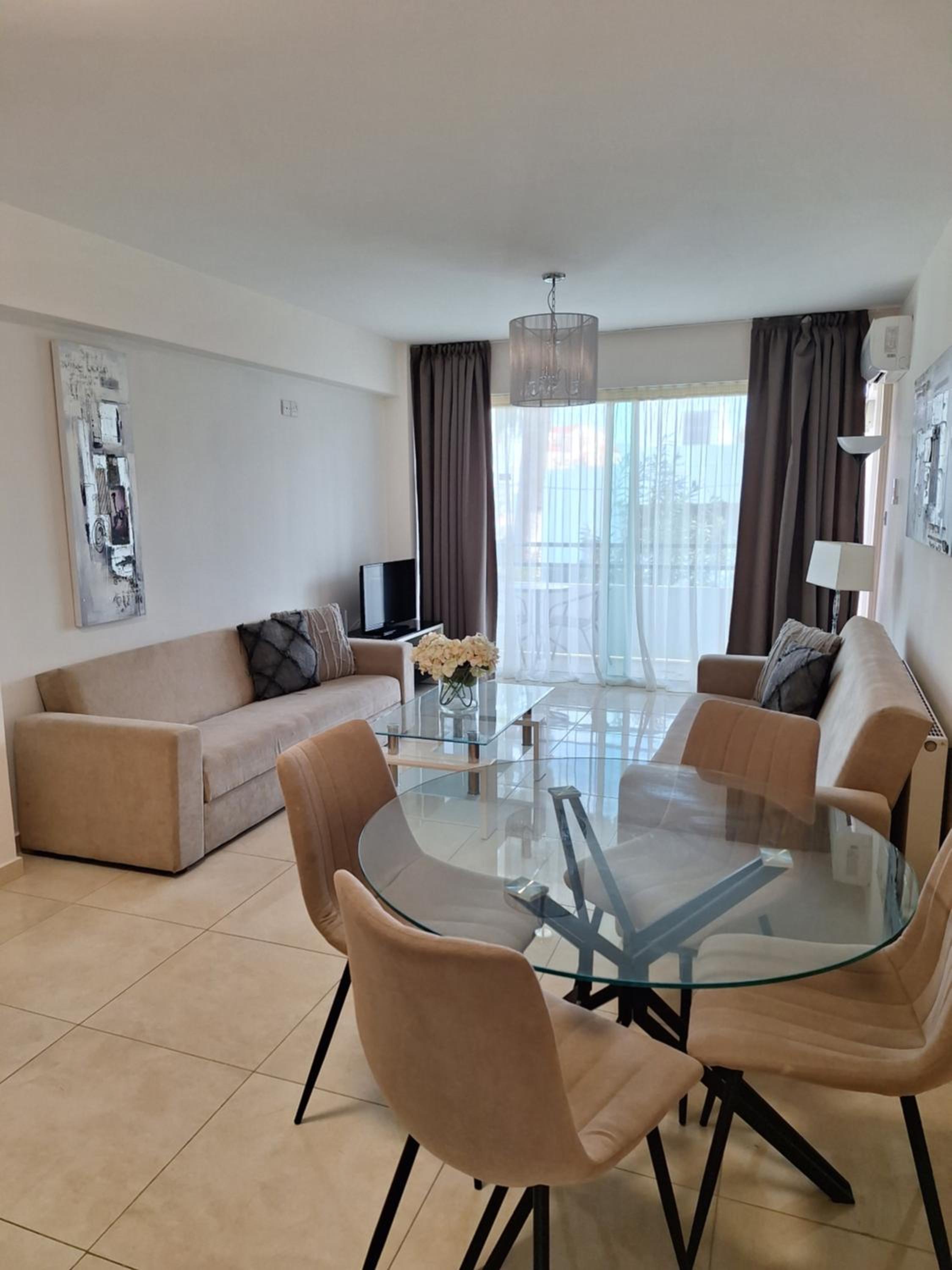 Deluxe One-Bedroom Apartment