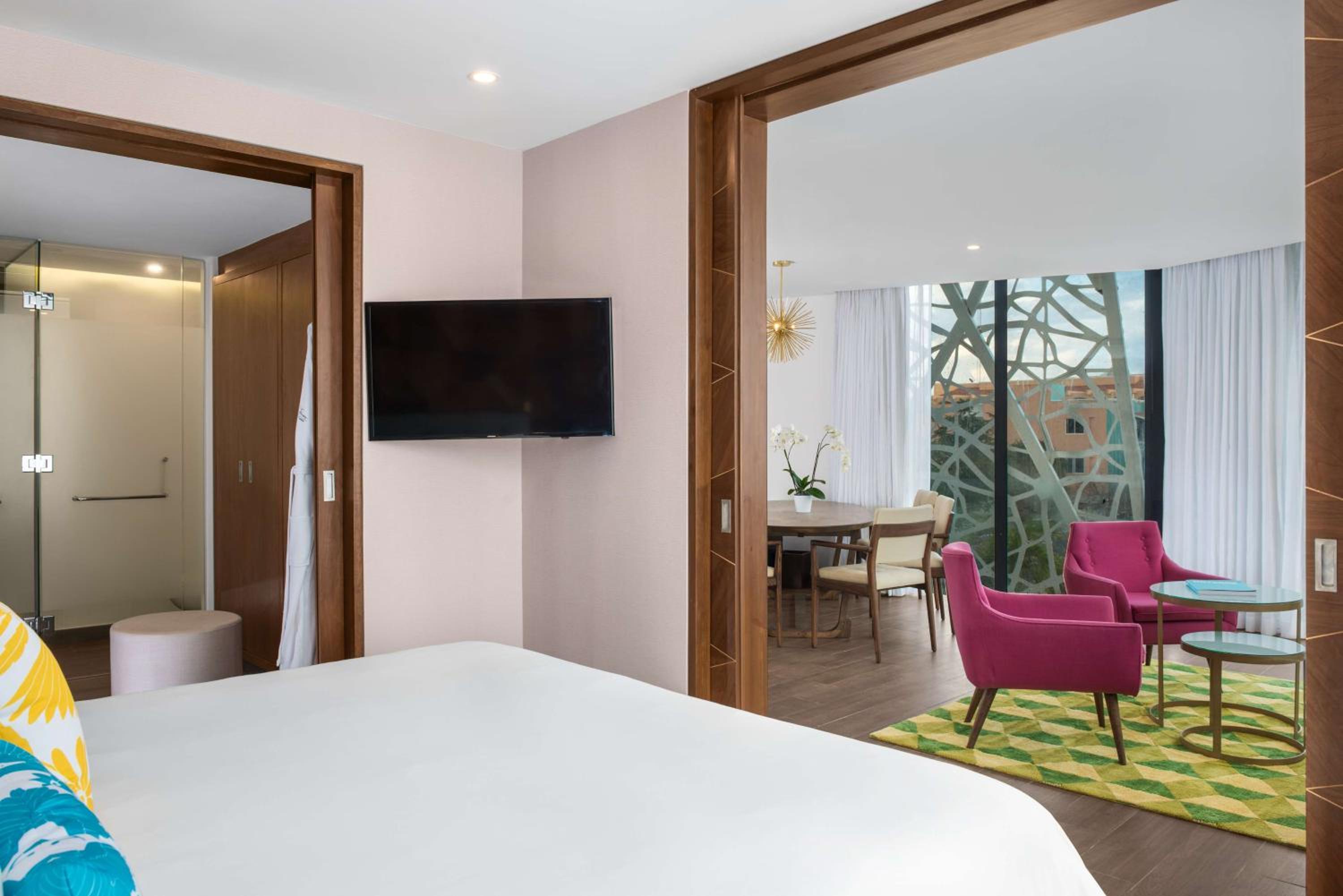 Two-Bedroom Suite with King Bed and Two Queen Beds