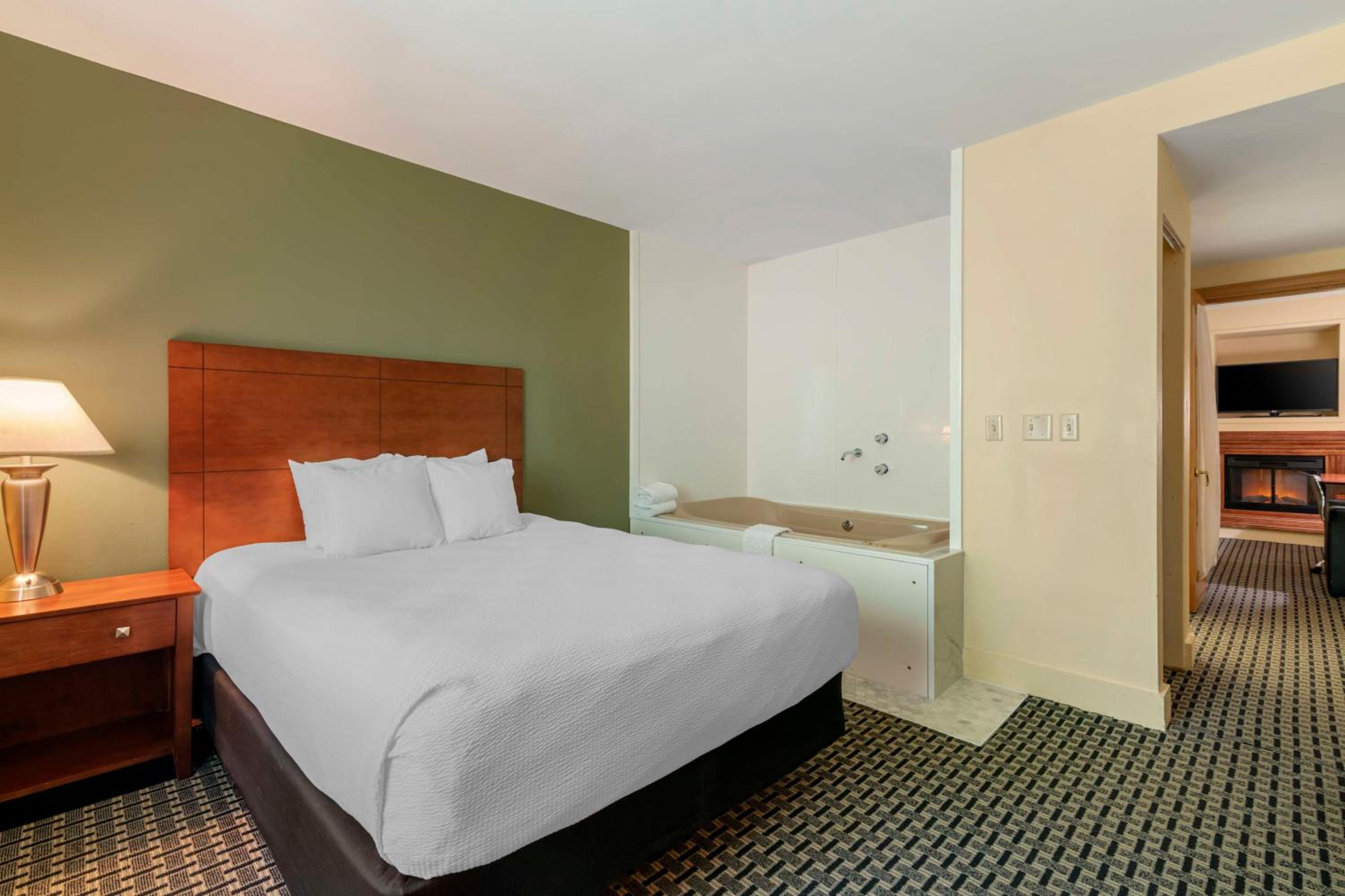 Queen Suite with Fireplace and Spa Bath - Non Smoking