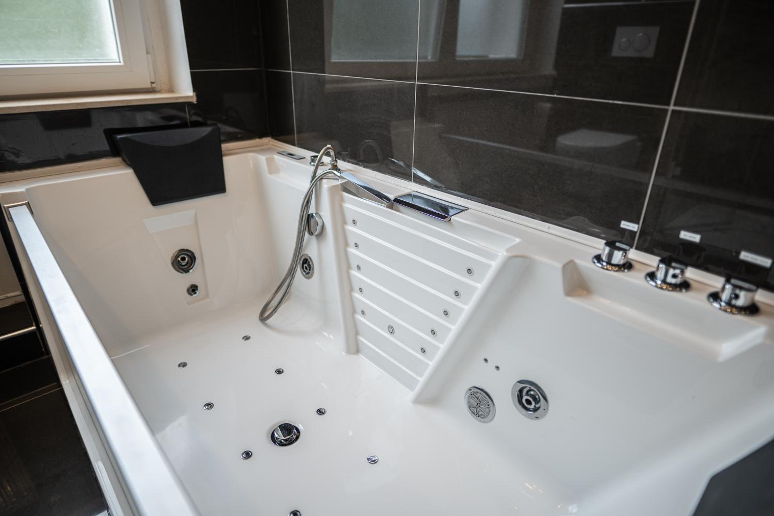Deluxe Suite with Spa Bath