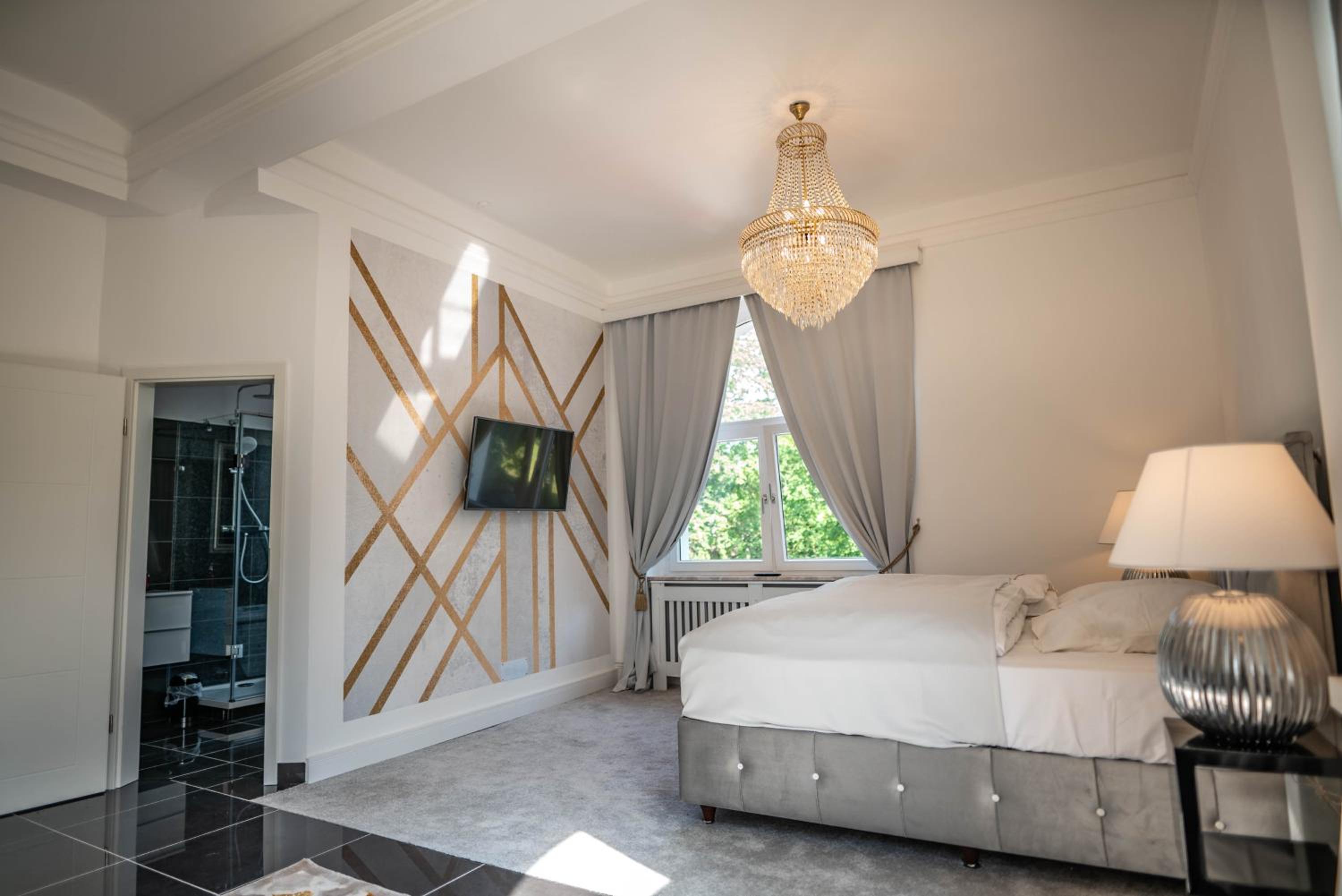 Deluxe Suite with Spa Bath