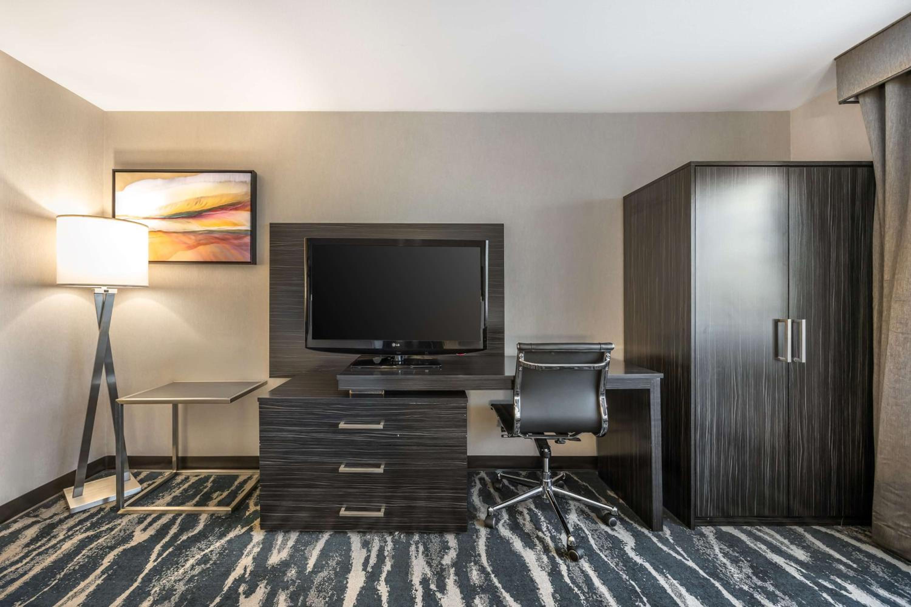 Queen Suite with Two Queen Beds and Bath Tub - Disability Access