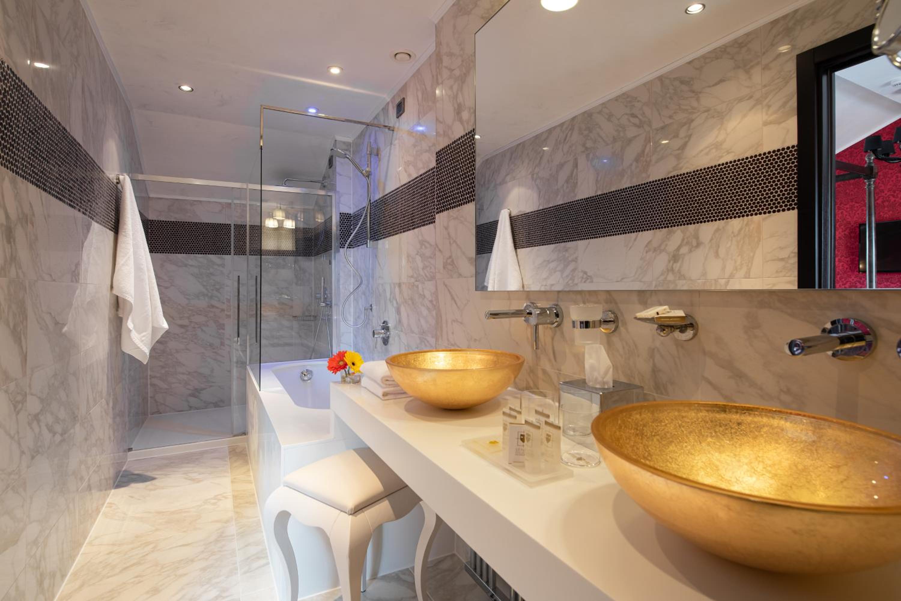 Red Suite with Jacuzzi