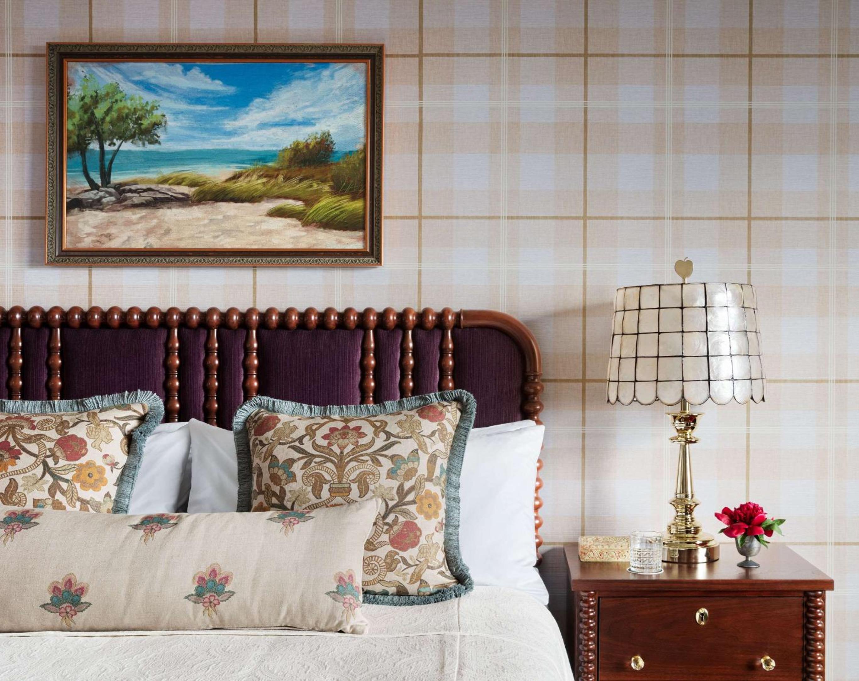 Graduate King Room with Lake View