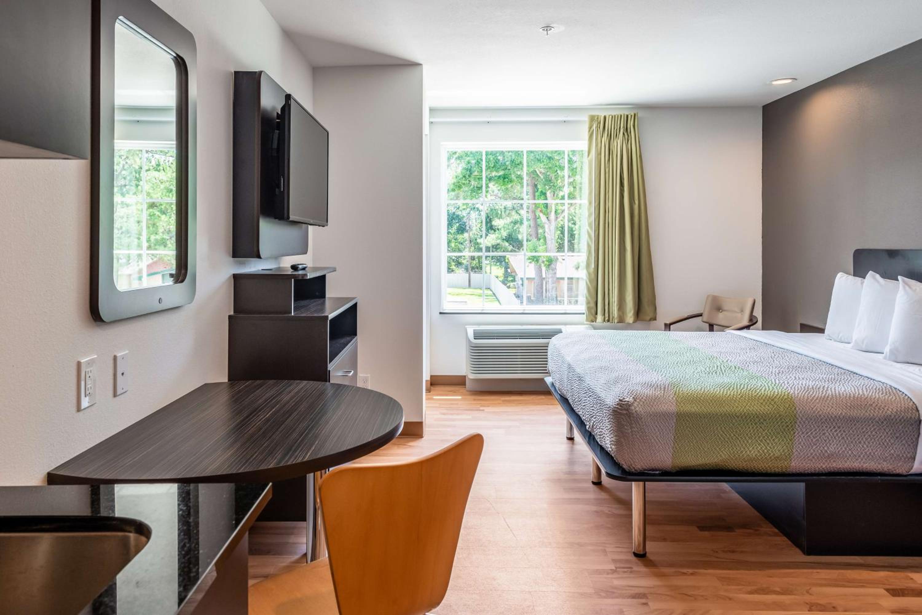 King Room with Roll-in Shower - Disability Access - Non-Smoking