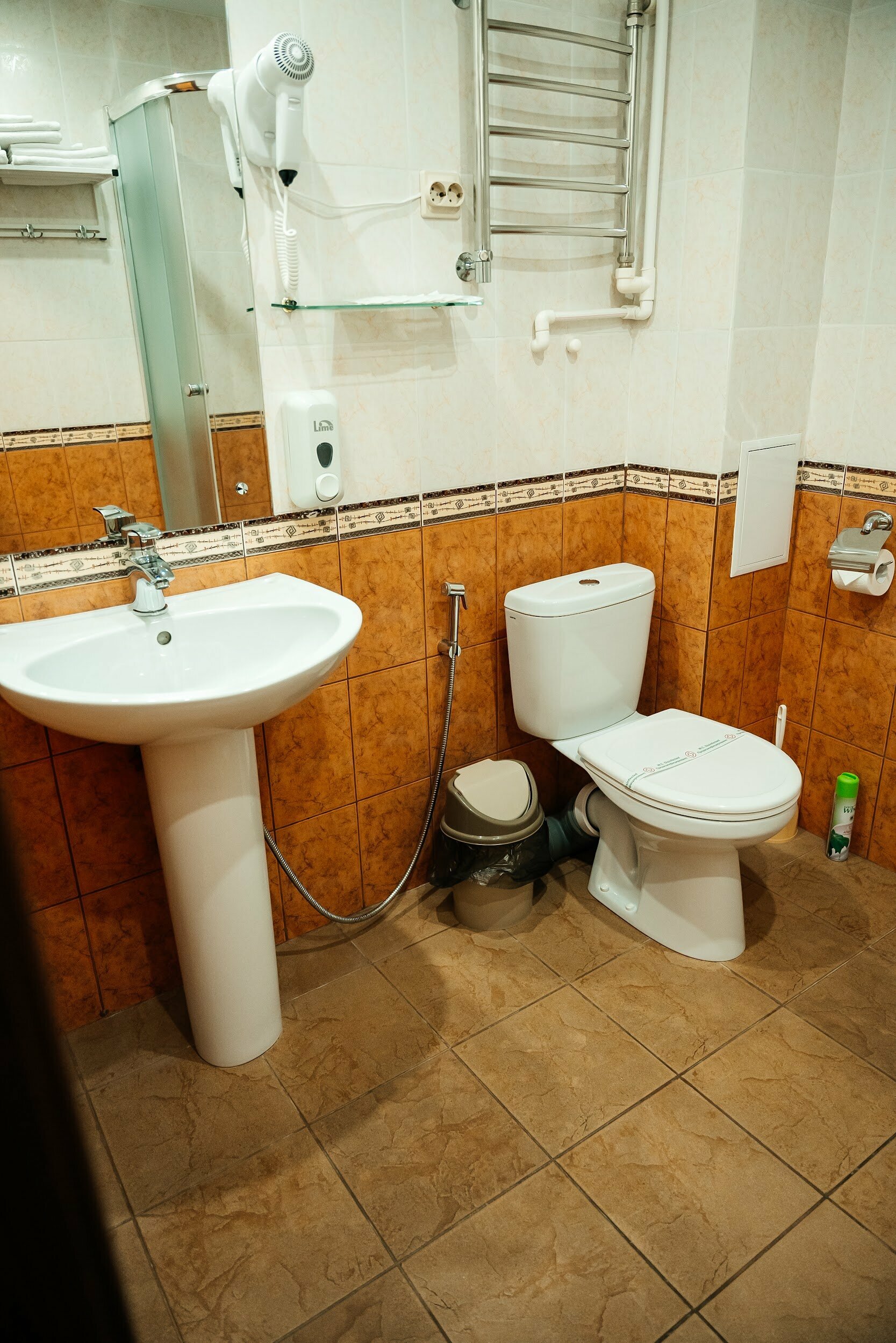 Стандартный трехместный номер с тремя отдельными кроватями и видом на город