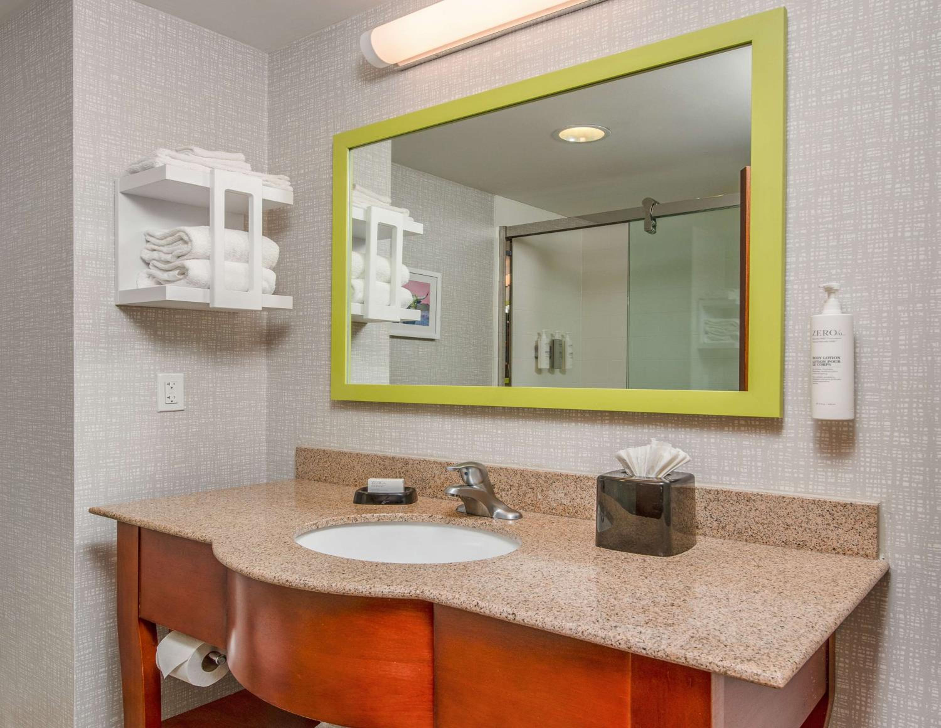 King Room with Shower - Non-Smoking