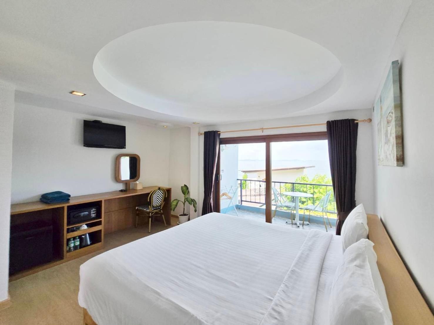 Double Room with Partial Sea View