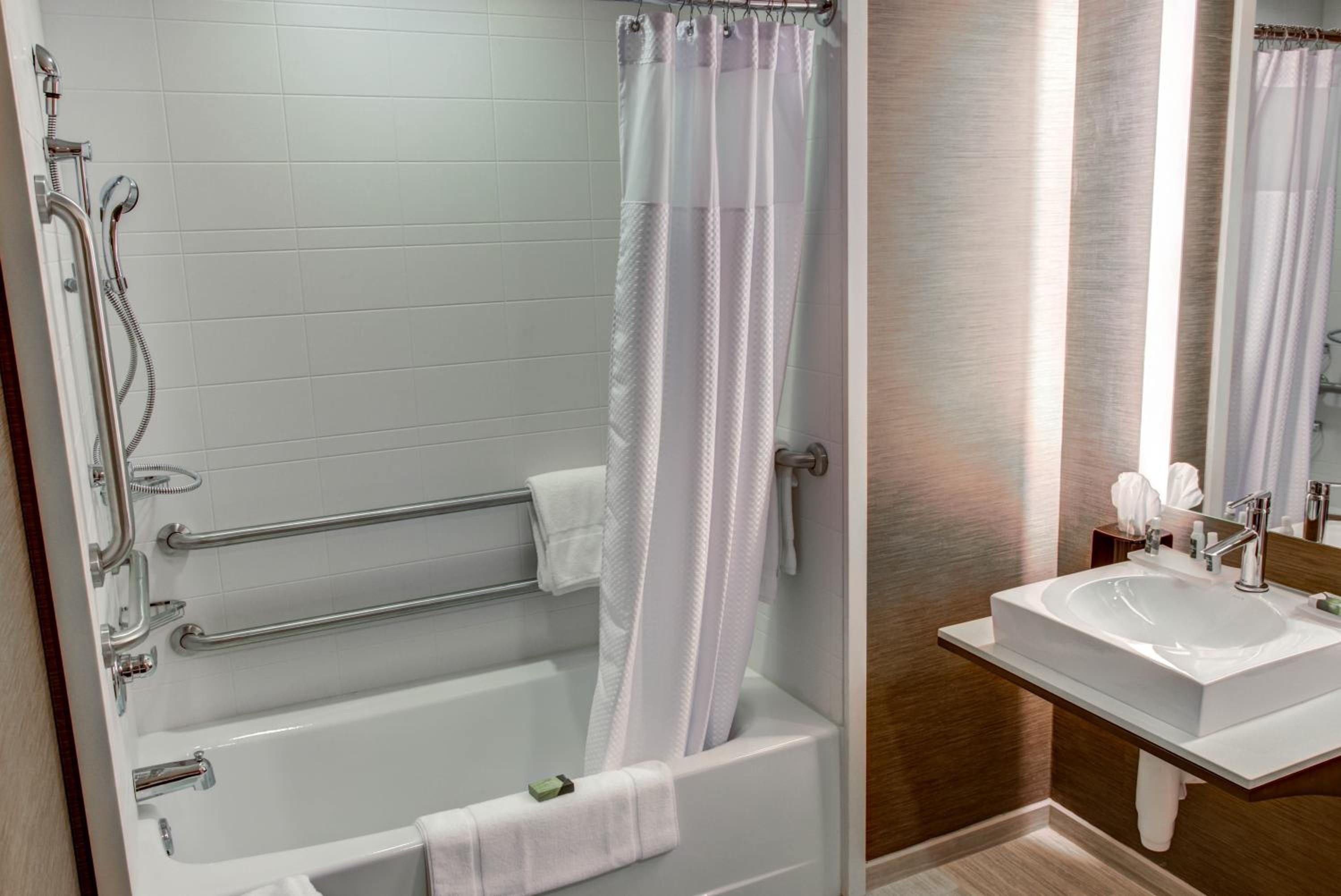 King Suite with Tub - Accessible/Non-Smoking