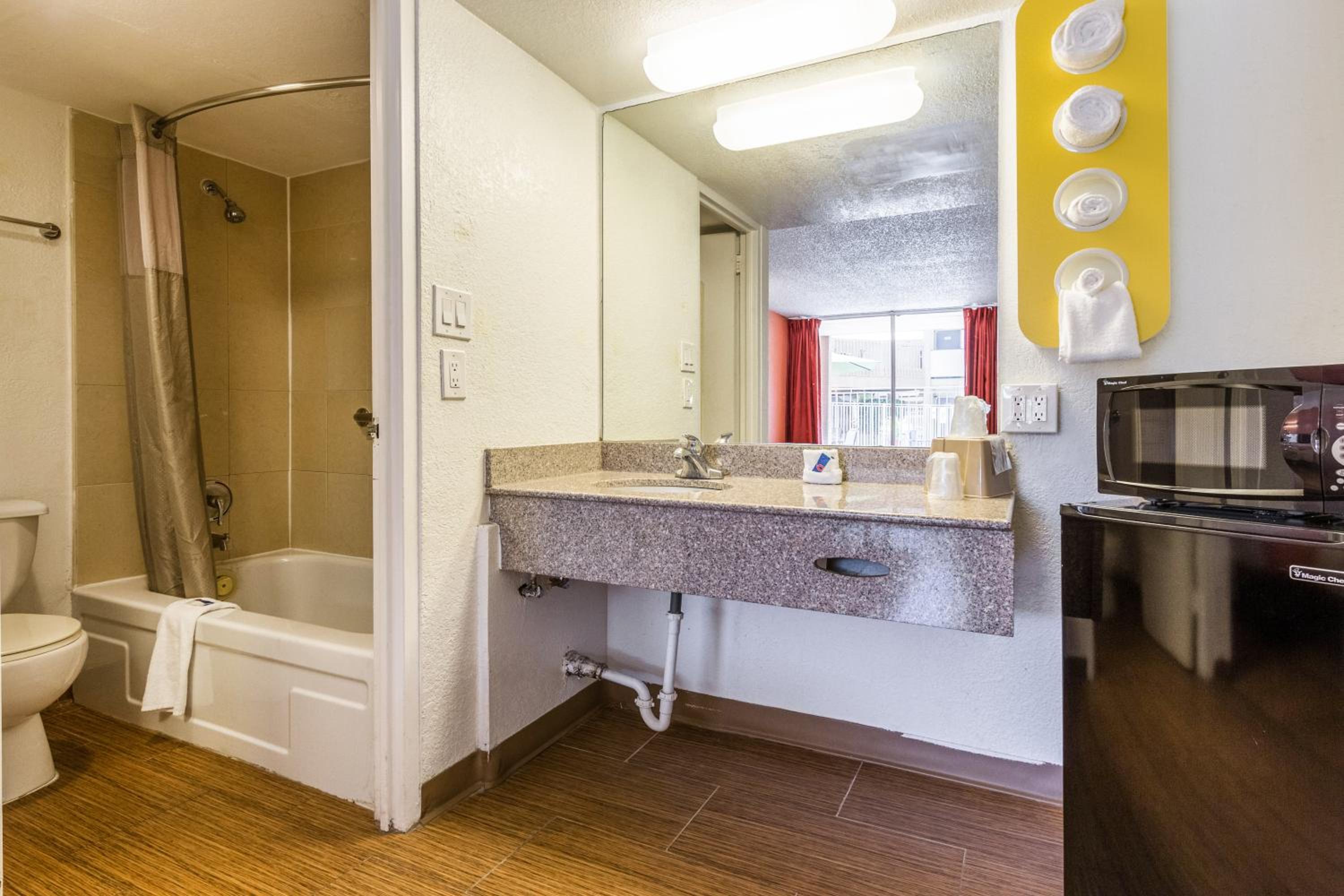 Deluxe King Room - Non-Smoking