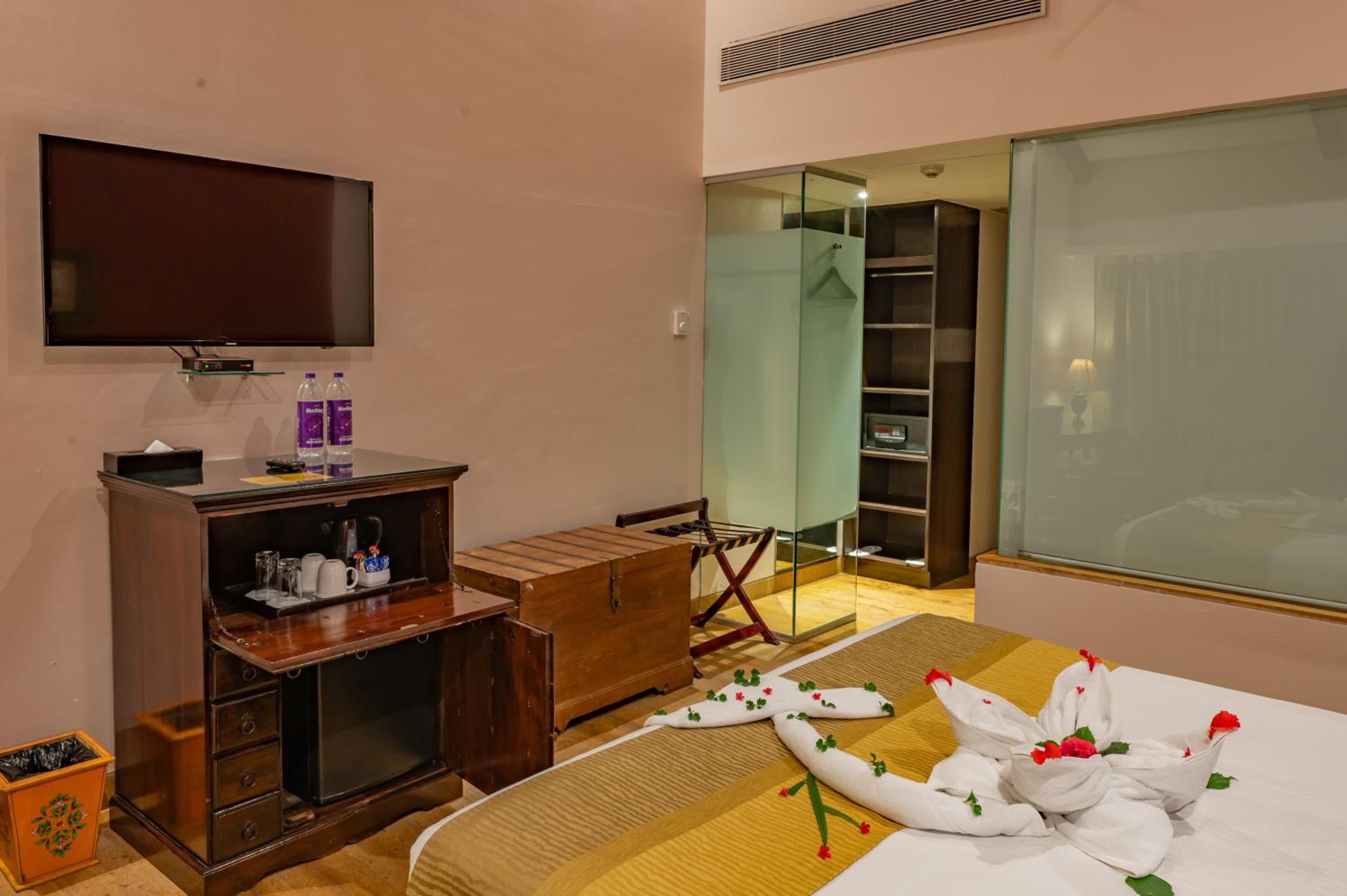 Deluxe Room king bed with balcony and bathtub 
