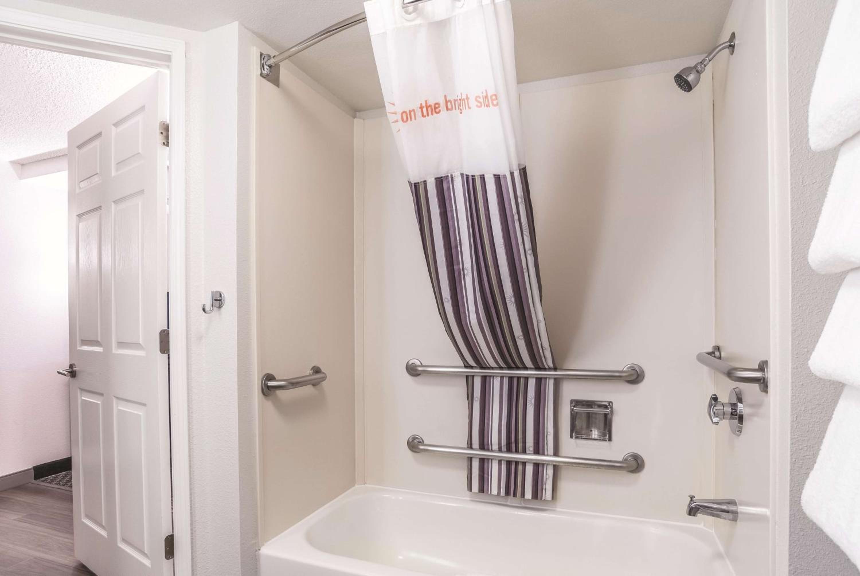1 King Bed, One-Bedroom Mobility Accessible Suite, Tub w/ Grab Bars Non-Smoking