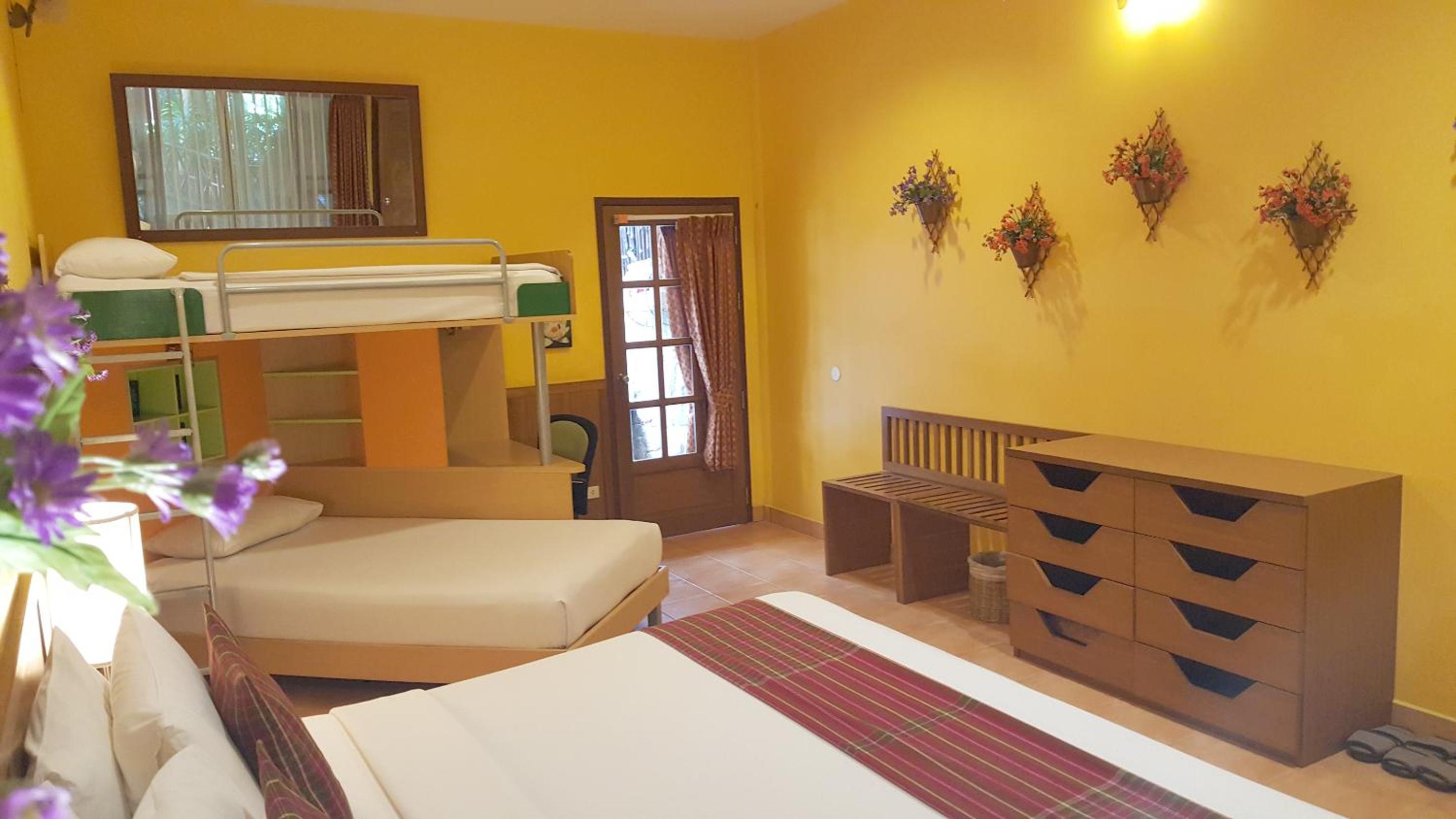 Big Bee Family Suite