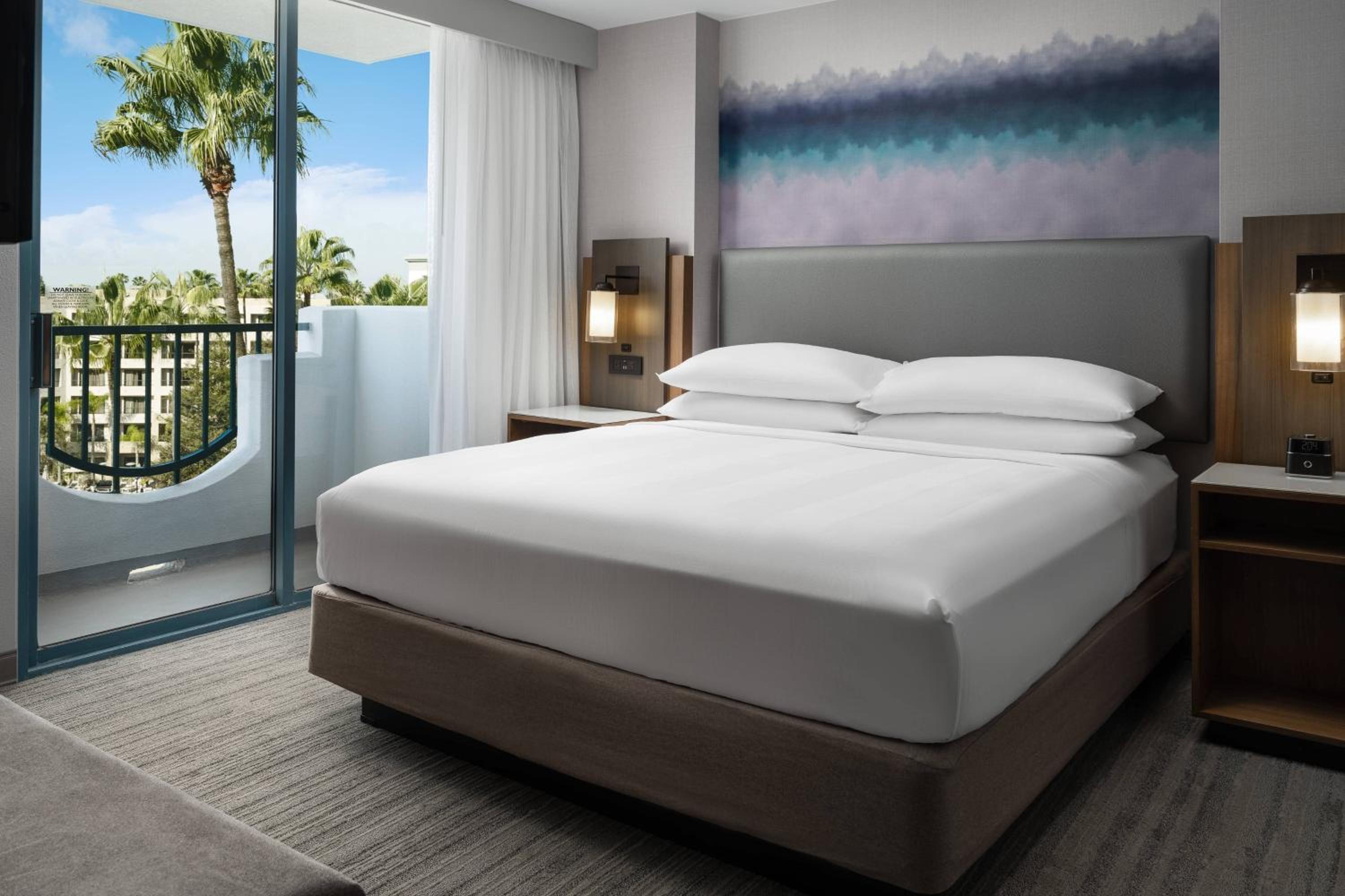 1 Bedroom Suite, 1 King, Sofabed, Lake view