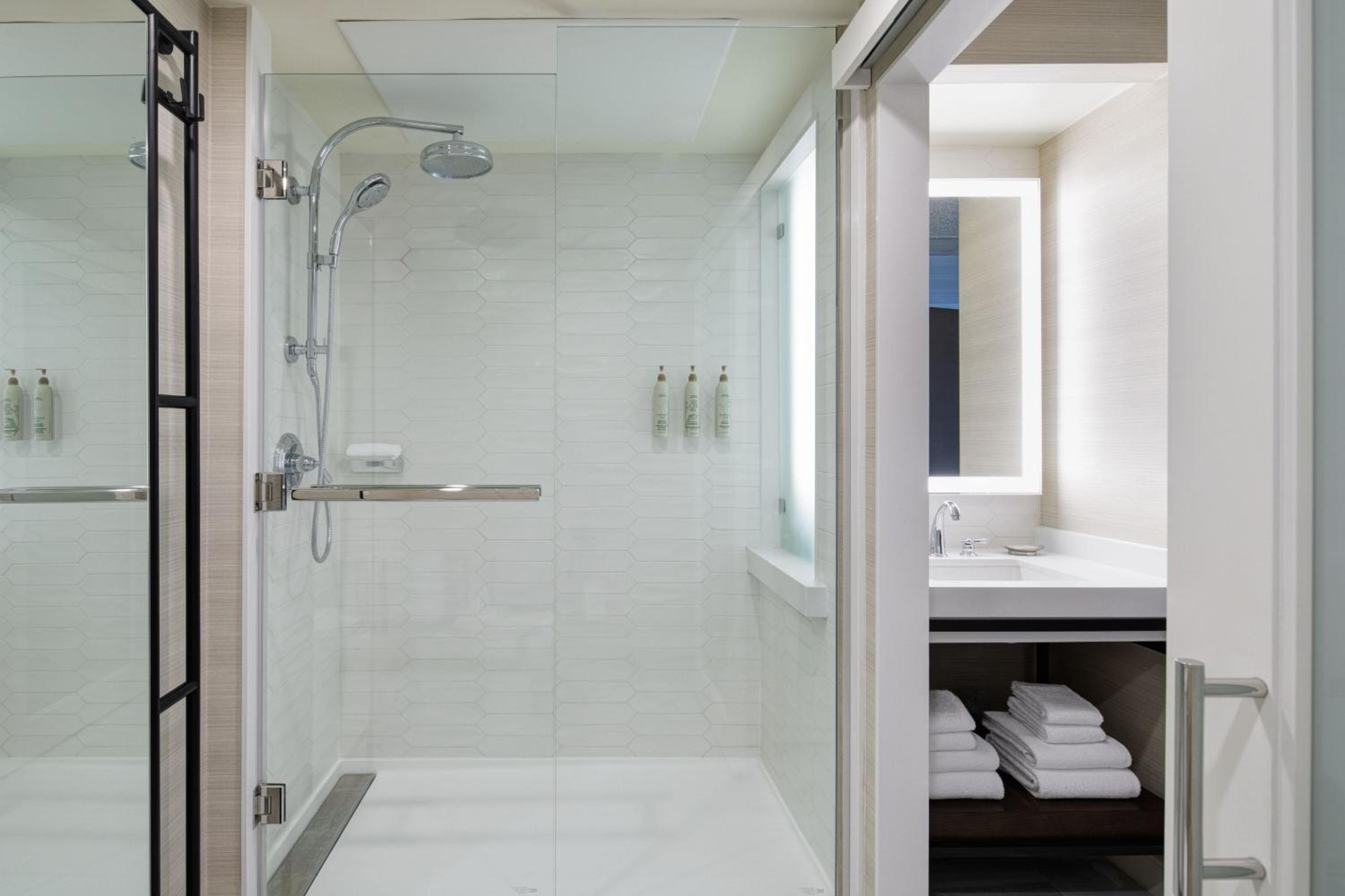 Guest Room with Two Queen Beds - Concierge Level