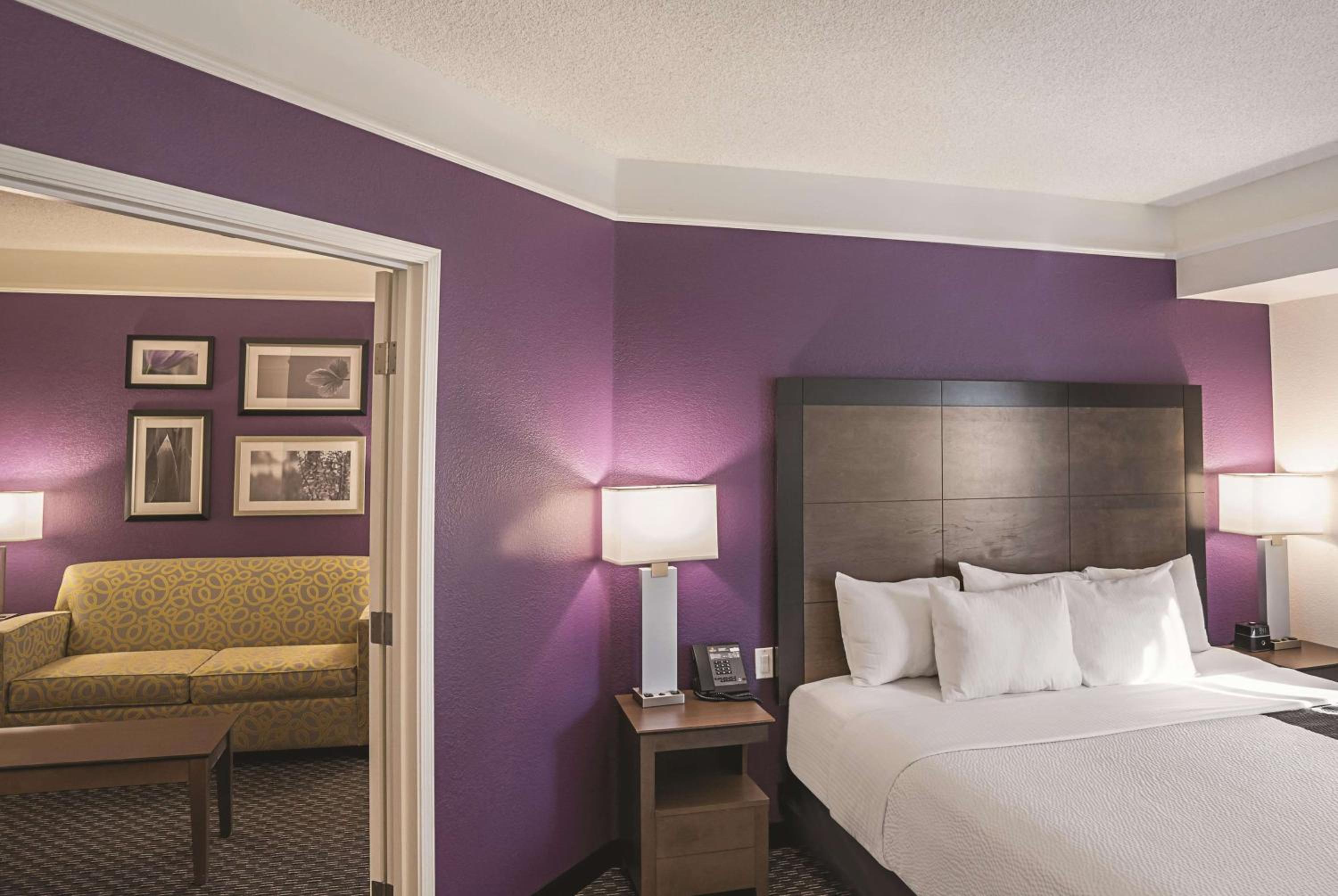 1 King Bed, One-Bedroom Mobility Accessible Suite, Tub w/ Grab Bars Non-Smoking