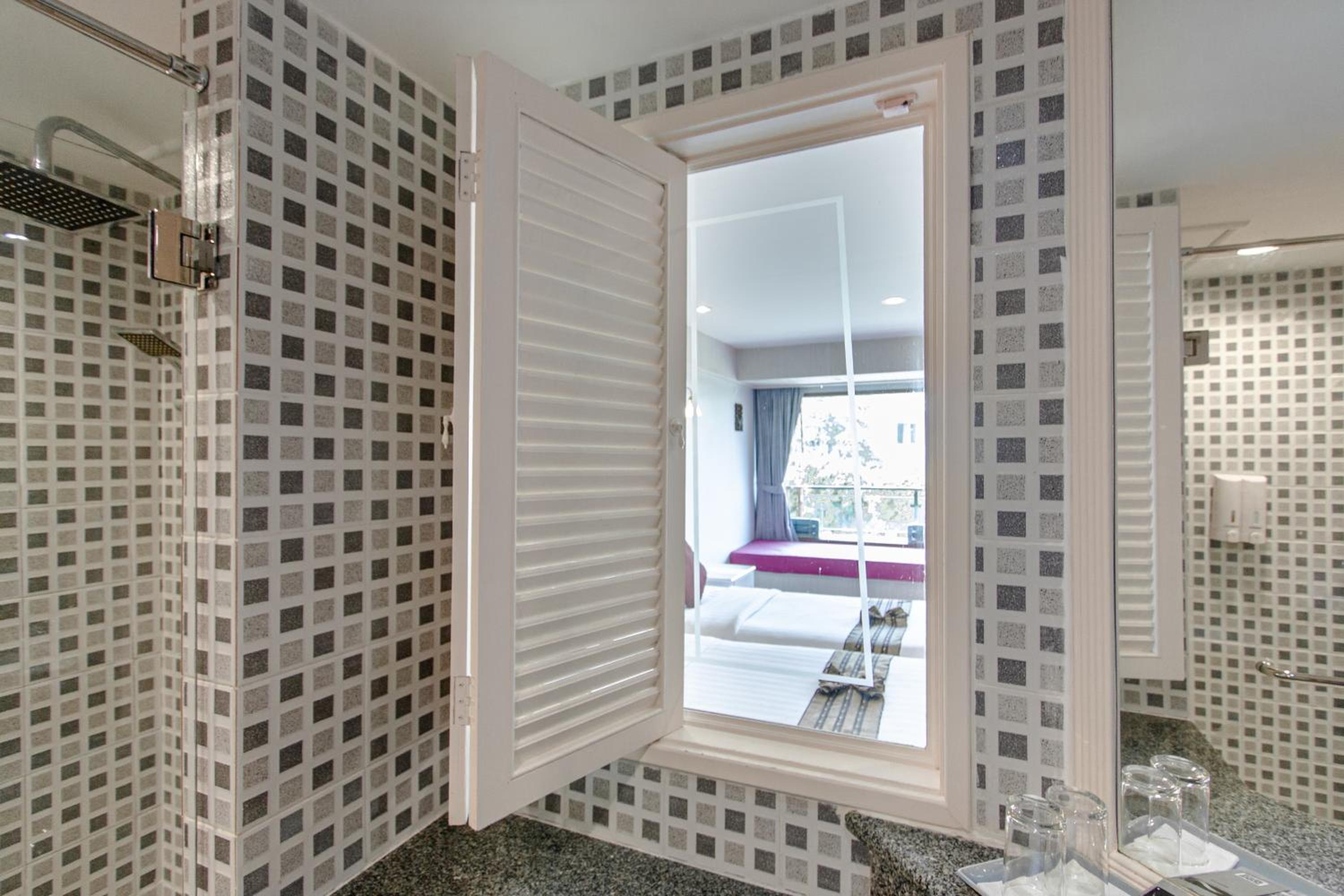 Deluxe Double or Twin Room with Pool Access