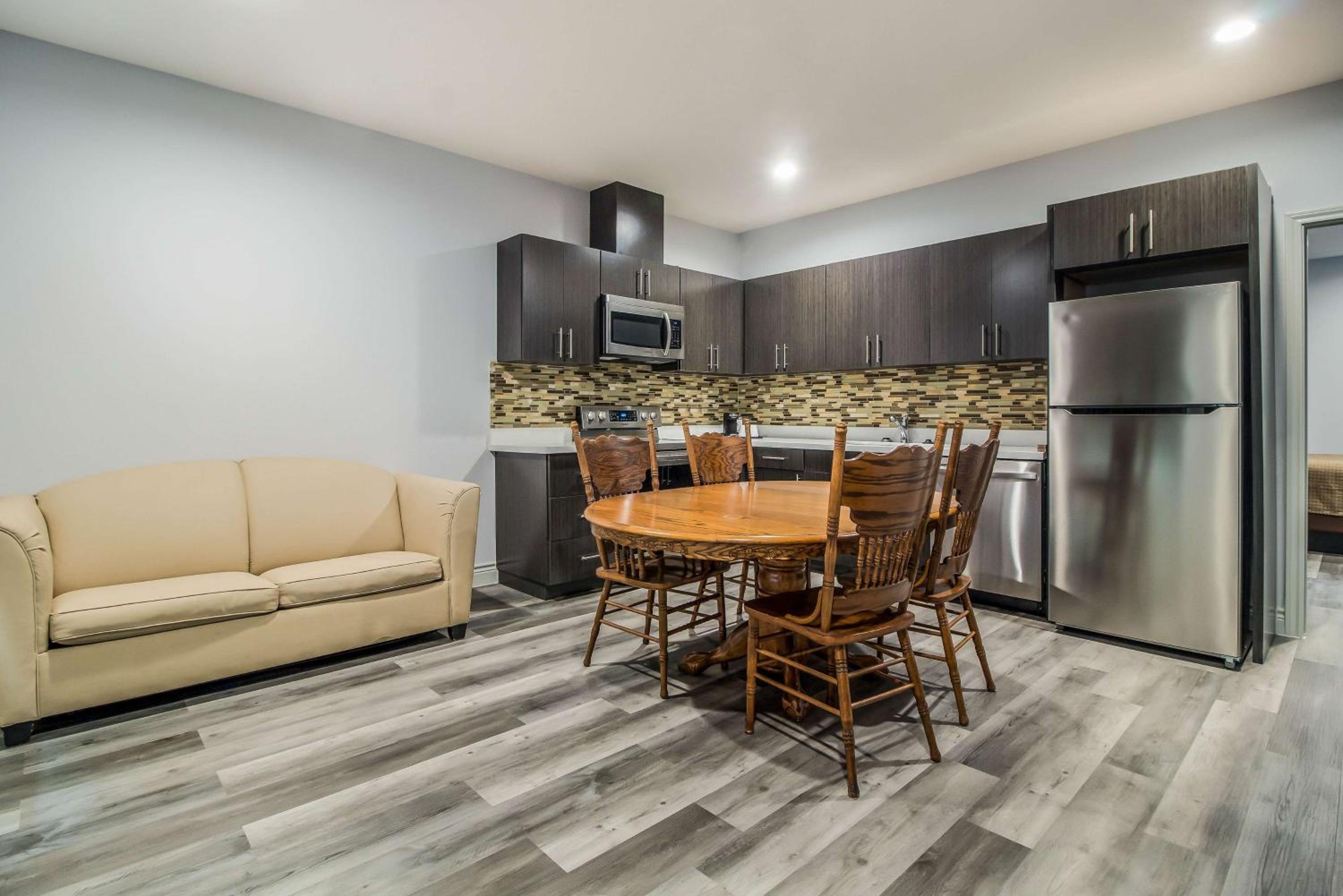 Queen Suite - Non-Smoking