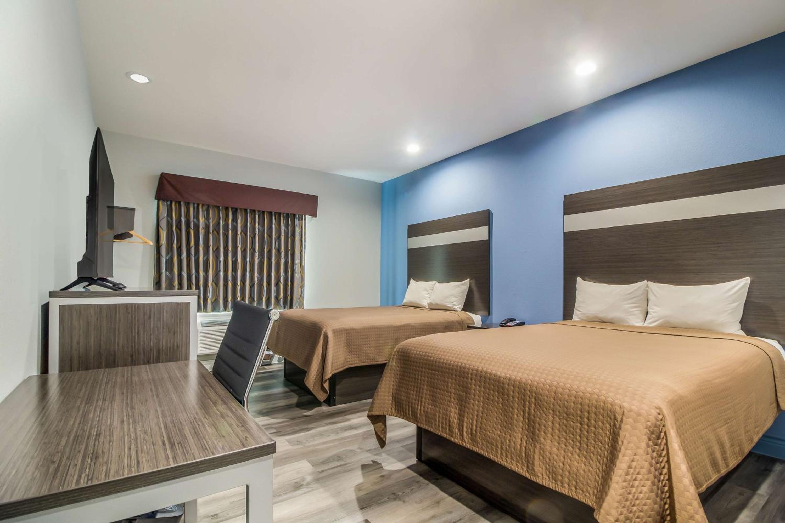 Queen Room with Two Queen Beds - Non-Smoking