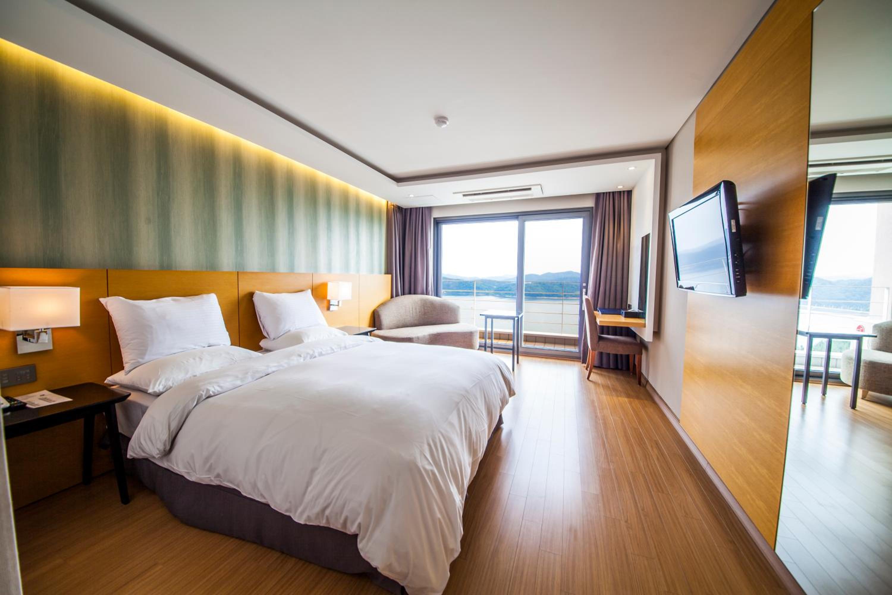 Deluxe Double Room with Lake View