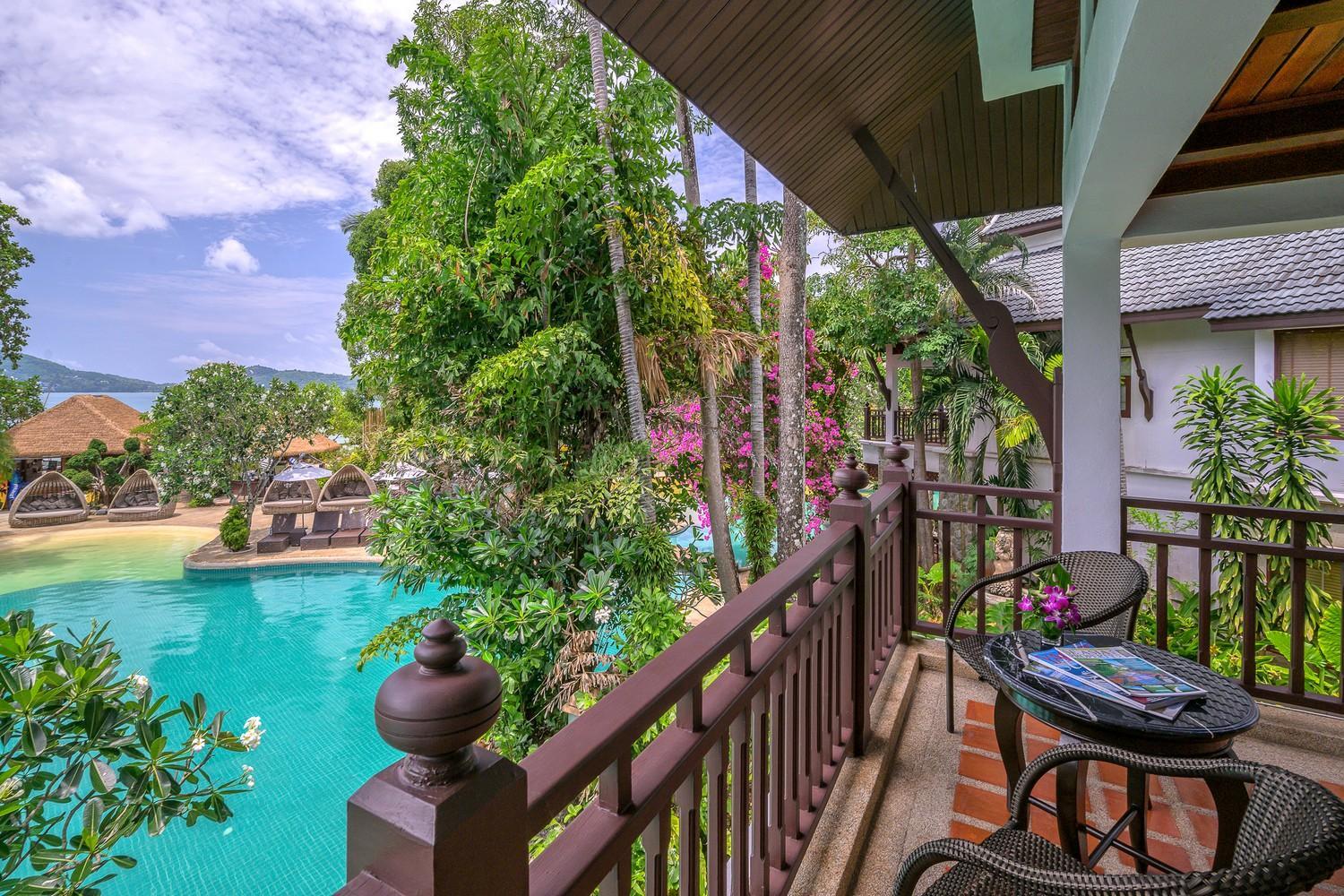 Lagoon Poolside with Bathtub